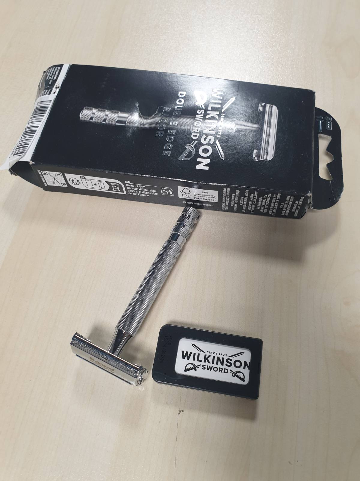 317563 - WILKINSON SWORD The Edger Barber's Style, brisk për burra, brisk sigurie + 5 tehe me dy tehe