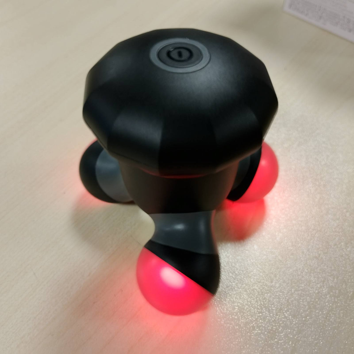 317640 - BEURER MG 18 Mini Masazher elektrik dore për masazh të butë me dridhje, ideal për shpinë, qafë, krahë dhe këmbë, me dritë LED, i lëvizshëm, i zi