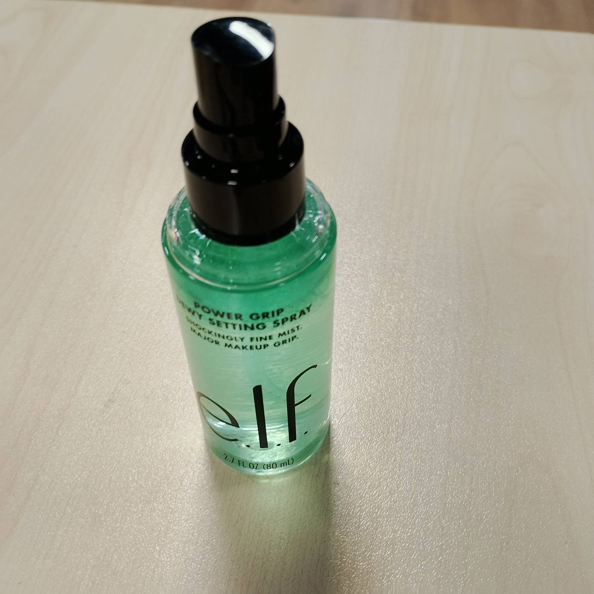 317779 - elf Sprej fiksues Power Grip Dewy, formulë që zgjat, produkt vegan dhe i patestuar në kafshë