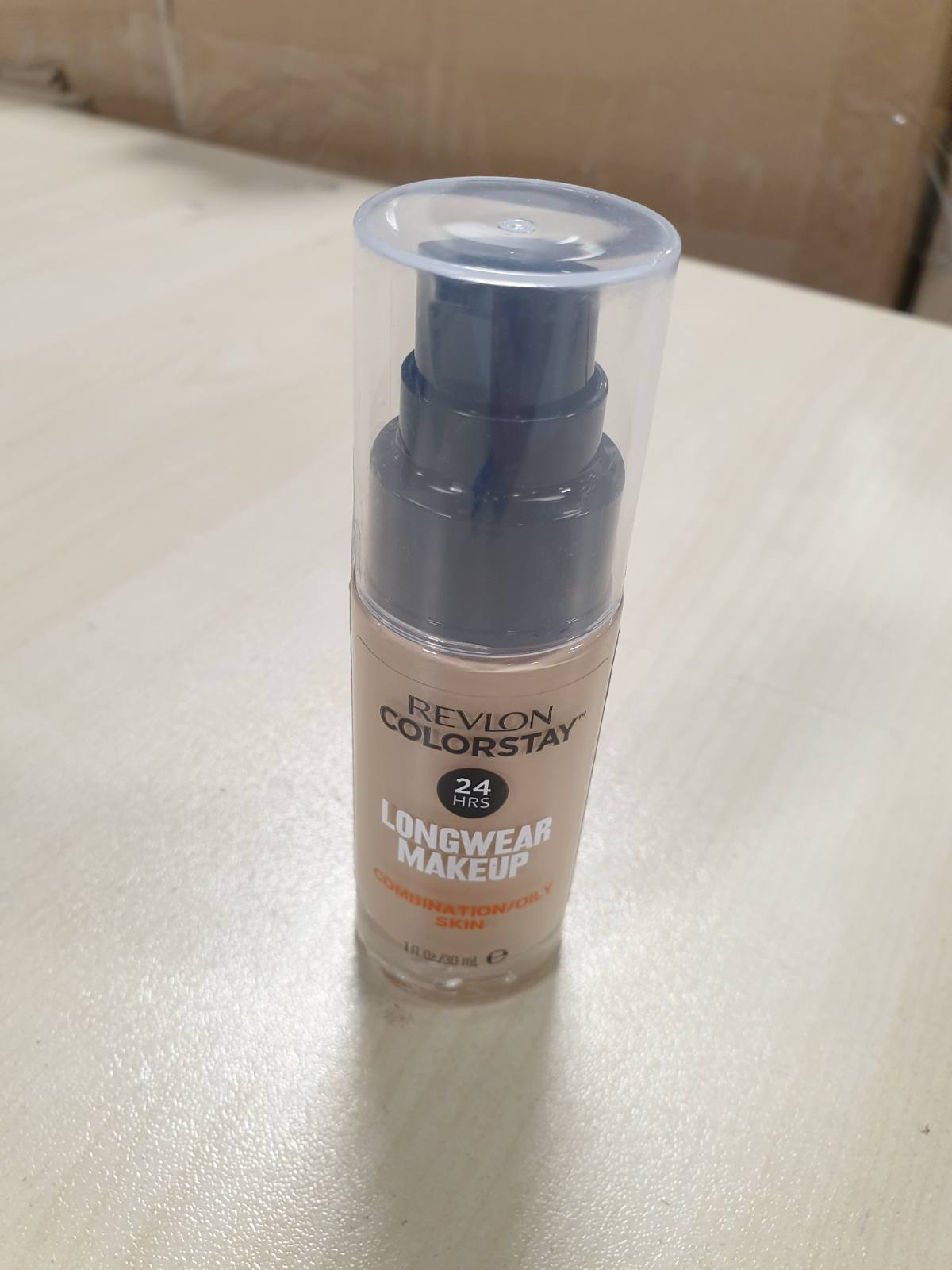 318126 - REVOLON - Fondatinë ColorStay, SPF 15, me Vitaminë E, Mbulim Mesatar-i Lartë, Qëndrueshmëri e Gjatë, Përfundim Mat, I papërshkueshëm nga uji, për lëkurë të kombinuar-të yndyrshme, Nuanca 180, Bezhë Rëre, 30 ml