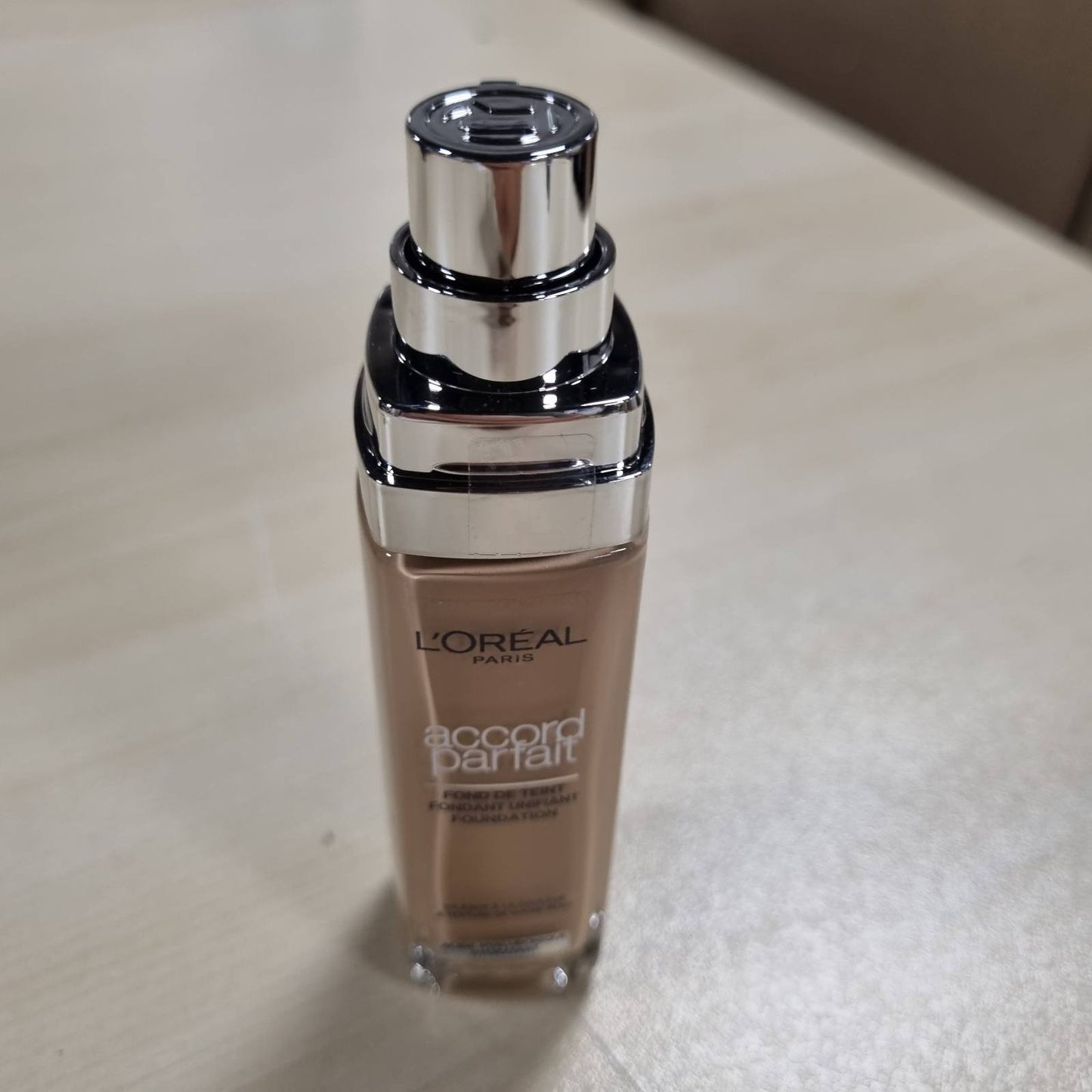 318174 - L'ORÉAL PARIS Fondatinë e lëngshme, 30 ml, hidratim 24 orësh, formulë me acid hialuronik, të gjitha llojet e lëkurës, nuanca: Bezhë (4.N)