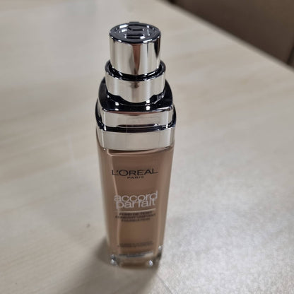 318174 - L'ORÉAL PARIS Fondatinë e lëngshme, 30 ml, hidratim 24 orësh, formulë me acid hialuronik, të gjitha llojet e lëkurës, nuanca: Bezhë (4.N)