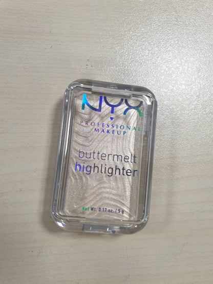 318248 - NYX PROFESSIONAL MAKEUP - Highlighter Pudër - I pasuruar me gjalpë mangoje, bajamesh dhe shea - Teksturë që shkrin - Formulë vegane