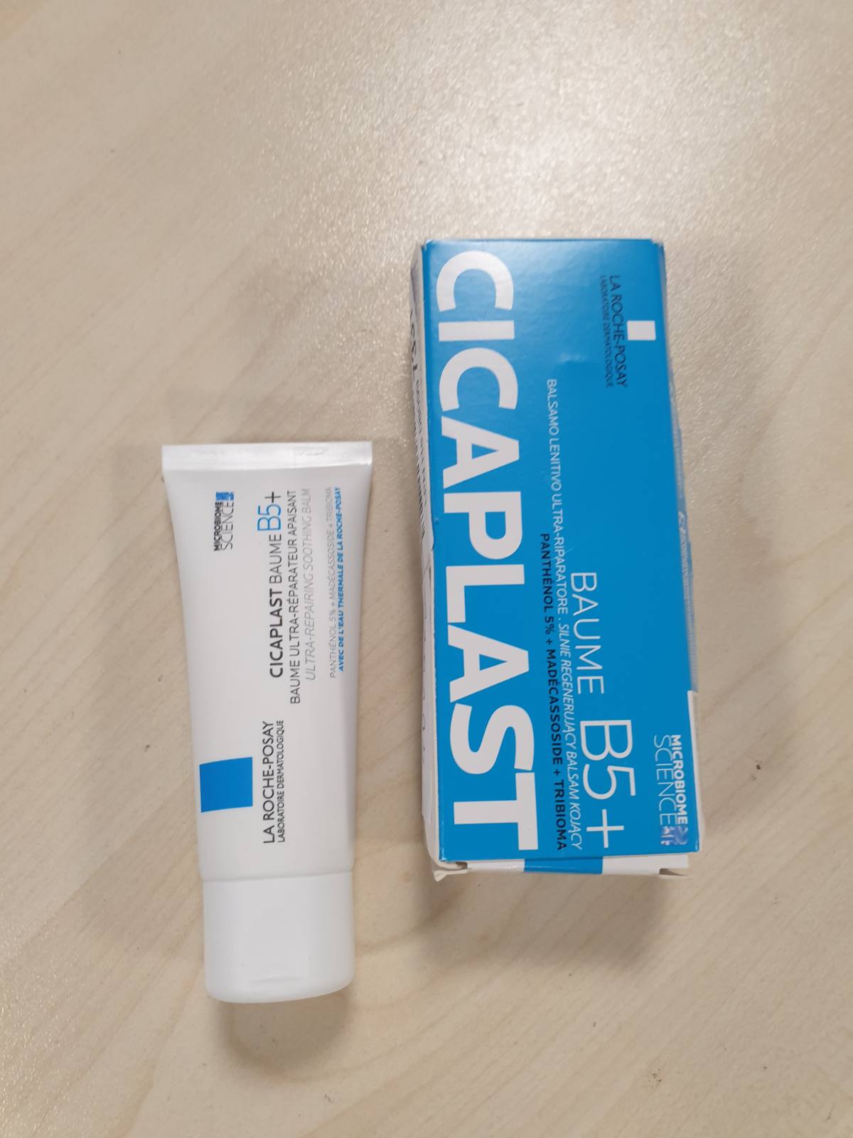 318294 - LA ROCHE-POSAY Cicaplast Baume B5+, Balsam Riparues për Fytyrën dhe Trupin, I përshtatshëm për Lëkurë të Thatë dhe të Ndjeshme, Veprim Kundër Skuqjes, Efekt Qetësues, Formulë me Tribiomë, Pantenol, Madecassoside, 40 ml
