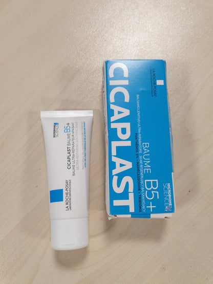 318294 - LA ROCHE-POSAY Cicaplast Baume B5+, Balsam Riparues për Fytyrën dhe Trupin, I përshtatshëm për Lëkurë të Thatë dhe të Ndjeshme, Veprim Kundër Skuqjes, Efekt Qetësues, Formulë me Tribiomë, Pantenol, Madecassoside, 40 ml