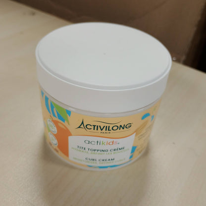 318363 - ACTIVILONG Krem për Flokë Kaçurrela deri të Çrregullta Actikids, Nga 3 Vjeç, Bajame të ëmbla dhe Mango, 98% Përbërës Natyralë, Vegan, Aromë Hipoalergjike, Prodhuar në Francë, 300ml
