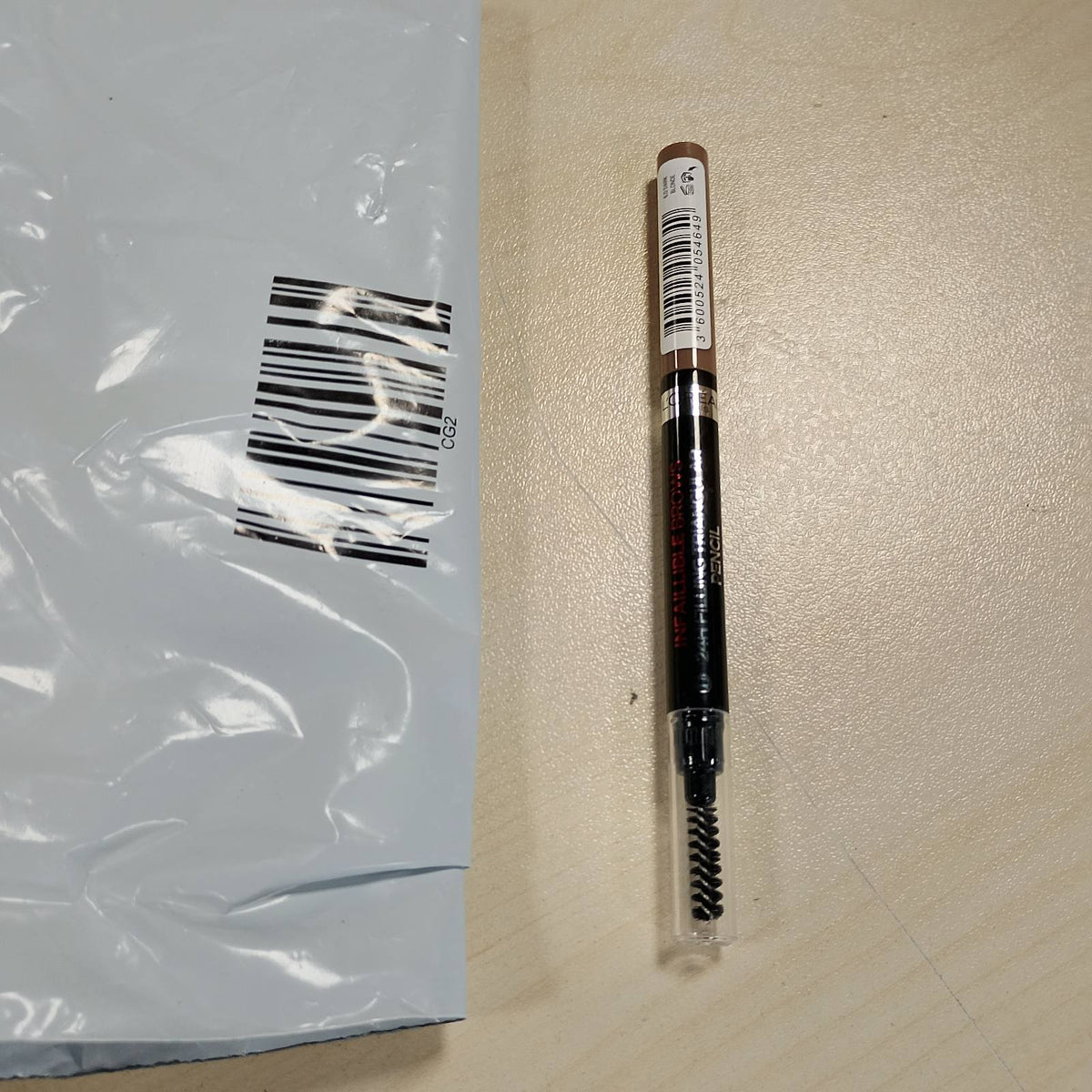 318490 - L'ORÉAL PARIS Laps për vetulla 24 orësh, majë trekëndëshe, formulë e papërshkueshme nga uji, ngjyra: Auburn