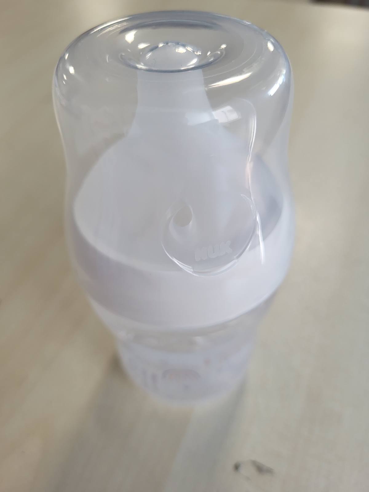 318555 - NUK - Shishe për foshnje Perfect Match, 0+ muaj, kontroll i temperaturës, ventilim kundër kolikave, 150 ml, Pa BPA, thithë e vogël silikoni, Ylber