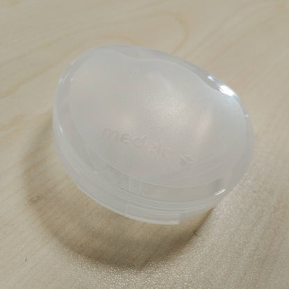 318596 - MEDELA Mbrojtëse për gjoksin Contact, Silikoni, Dizajn i butë, Pa BPA, 1 pako me 2 mburoja (24 mm), Kuti ruajtjeje