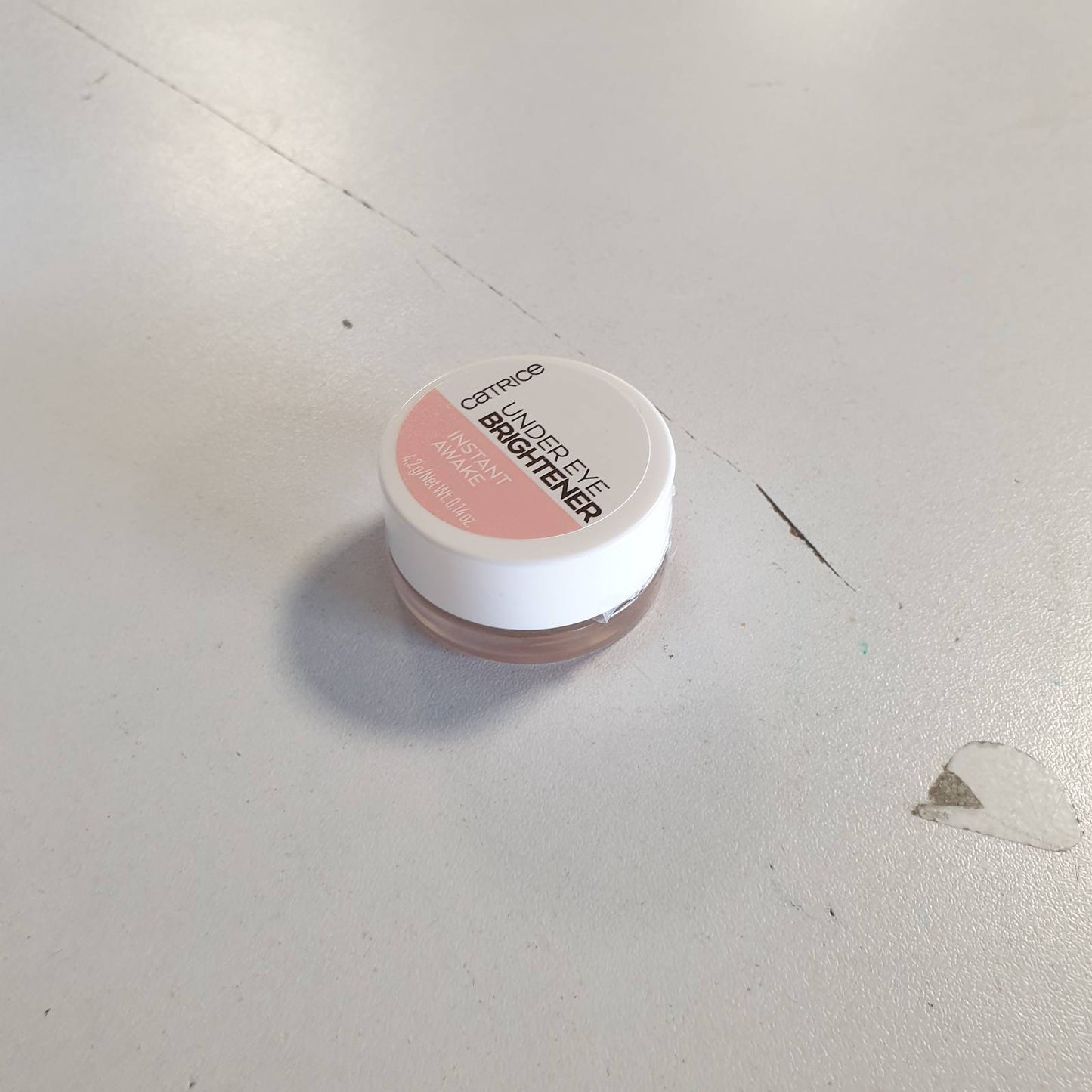 318801 - CATRICE Krem për Sytë Under Eye Brightener, Nr. 010, Nude, 4.2g, vegan, pa parfum, pa alkool, pa parabene
