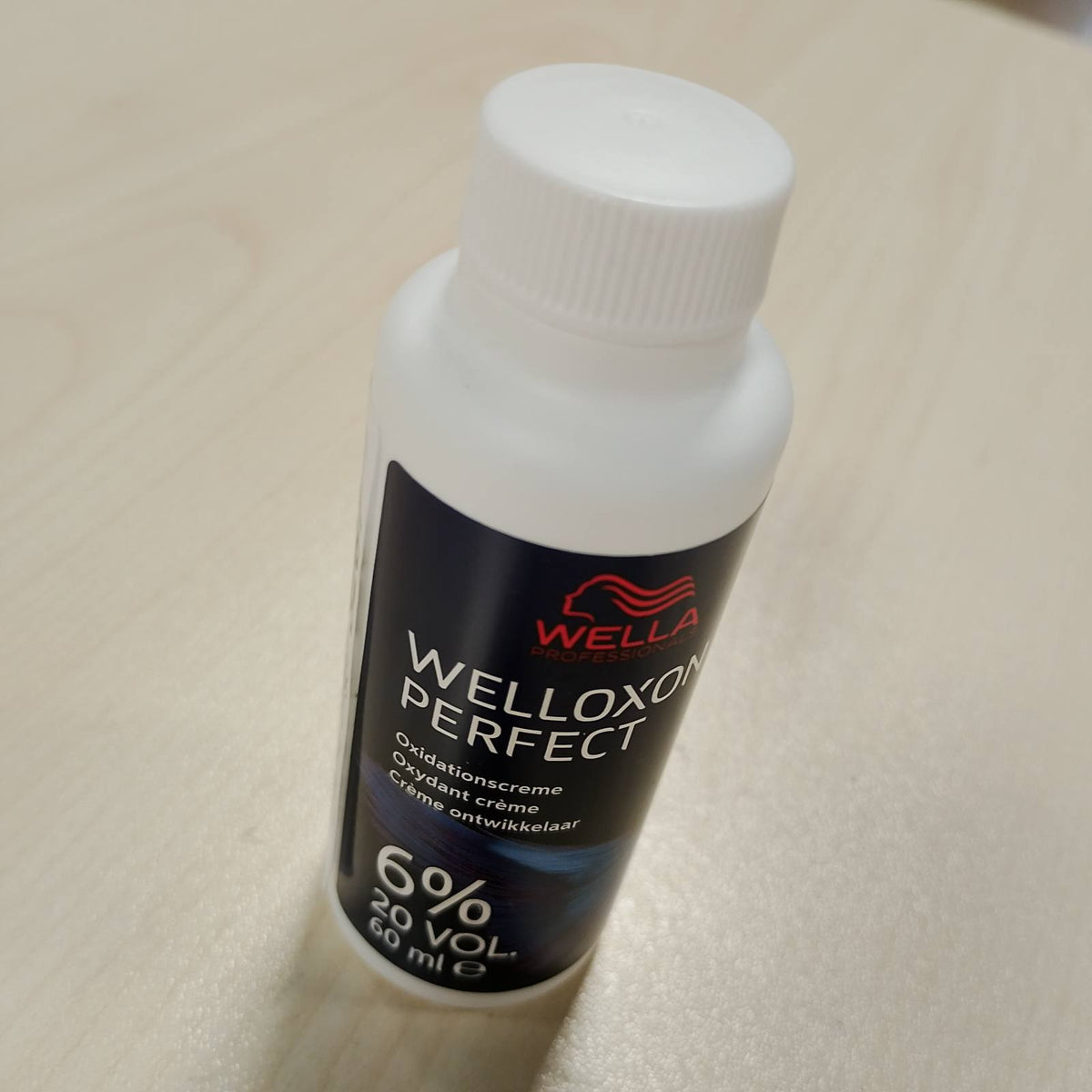 318813 - WELLA PROFESSIONALS Welloxon Perfect Developer 6%, 60 ml, peroksid hidrogjeni për ngjyrosje flokësh