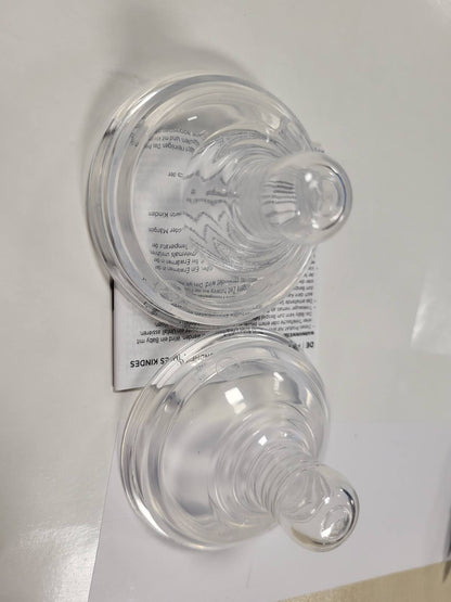 318881 - TOMMEE TIPPEE - Thithë shisheje, thithë me fillim natyral, rrjedhje e ndryshueshme, 0+ muaj, në formë gjiri, valvul antikolike, silikon i butë, pako me 2 pjesë