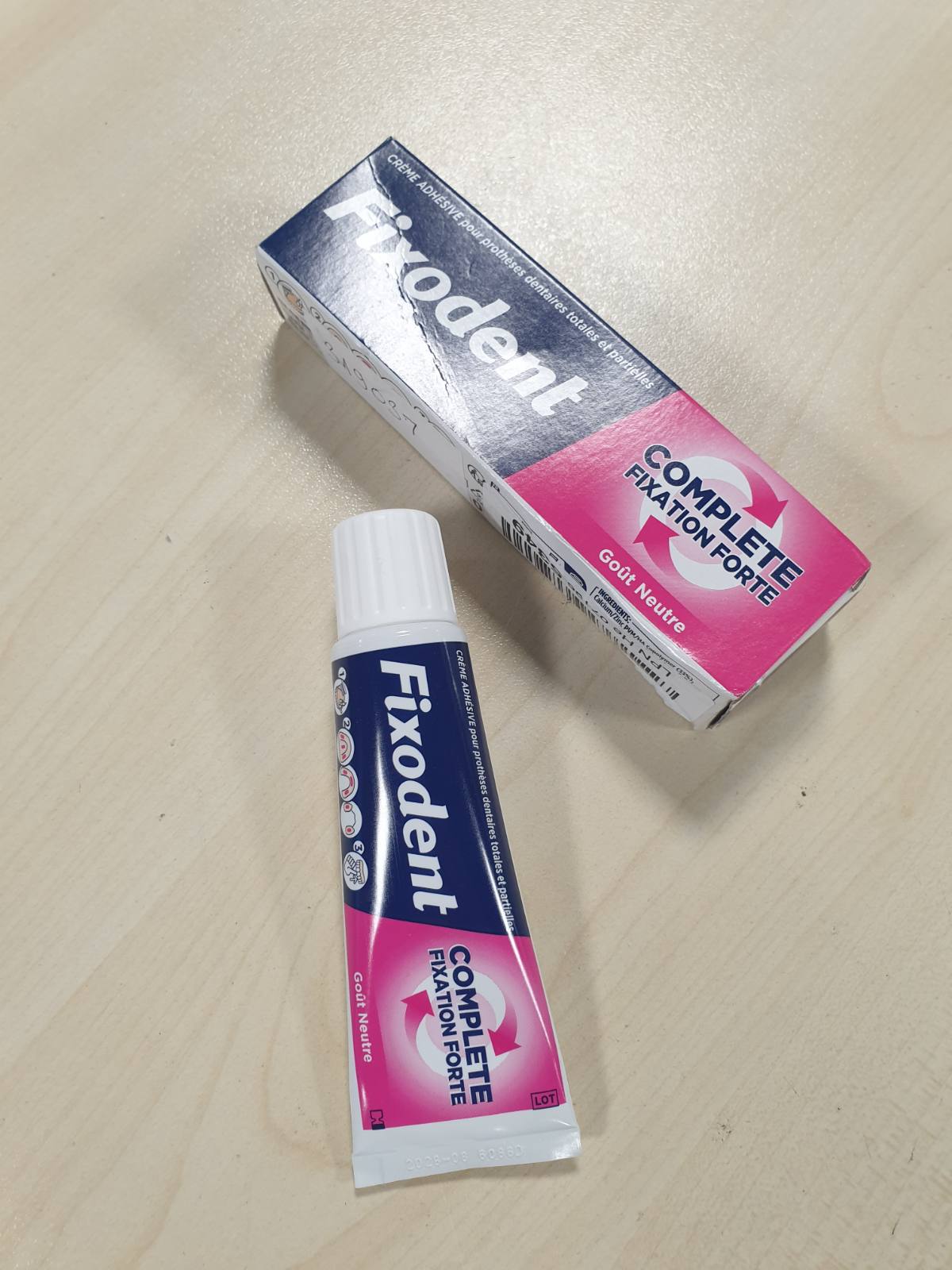 319037 - FIXODENT Krem ngjitës me aromë neutrale për proteza totale dhe të pjesshme, 47ml