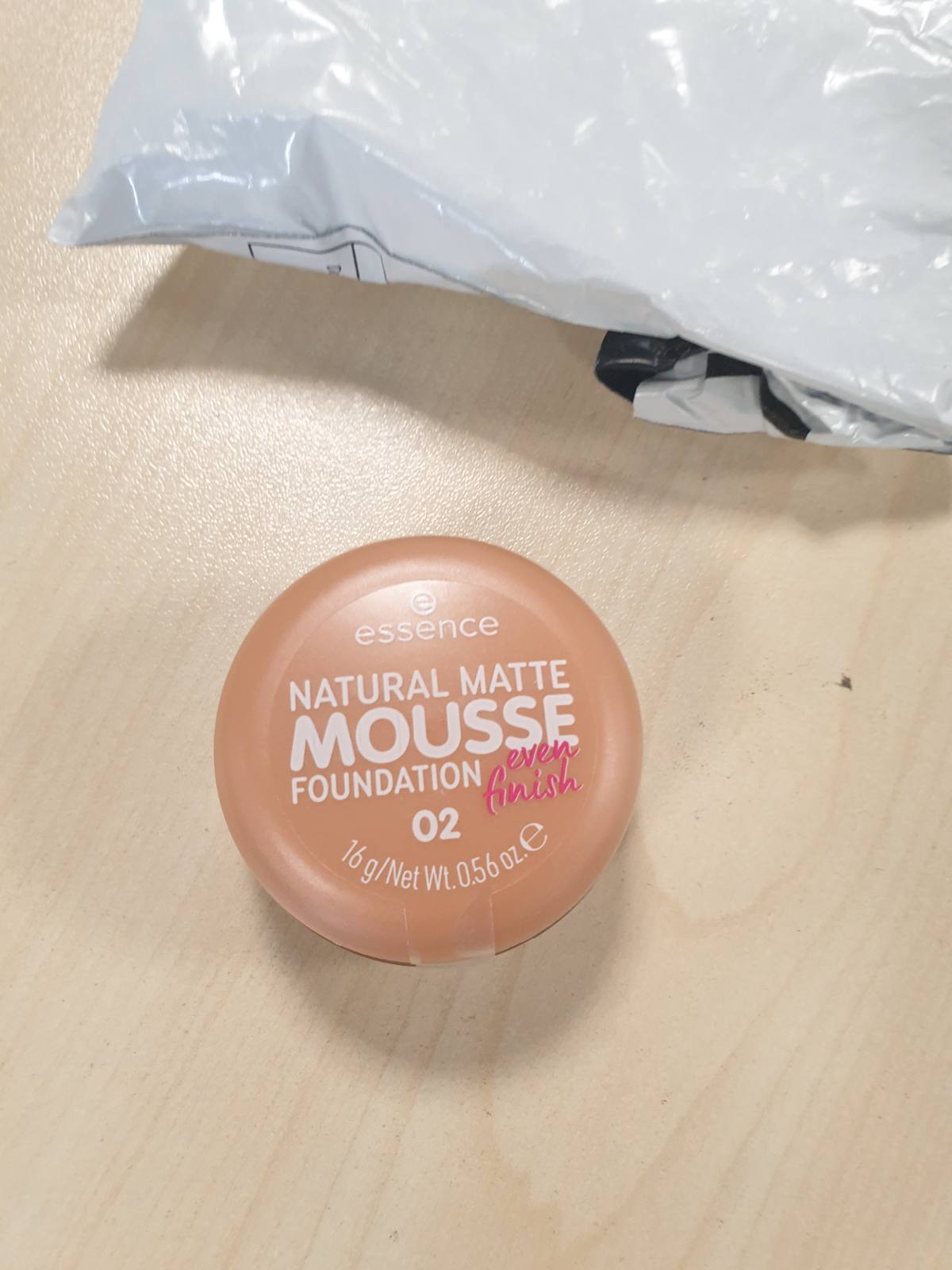 319077 - Fondatinë Shkumë Esence Natural Matte 02, Ngjyrë bezhë e ngrohtë, 16 g