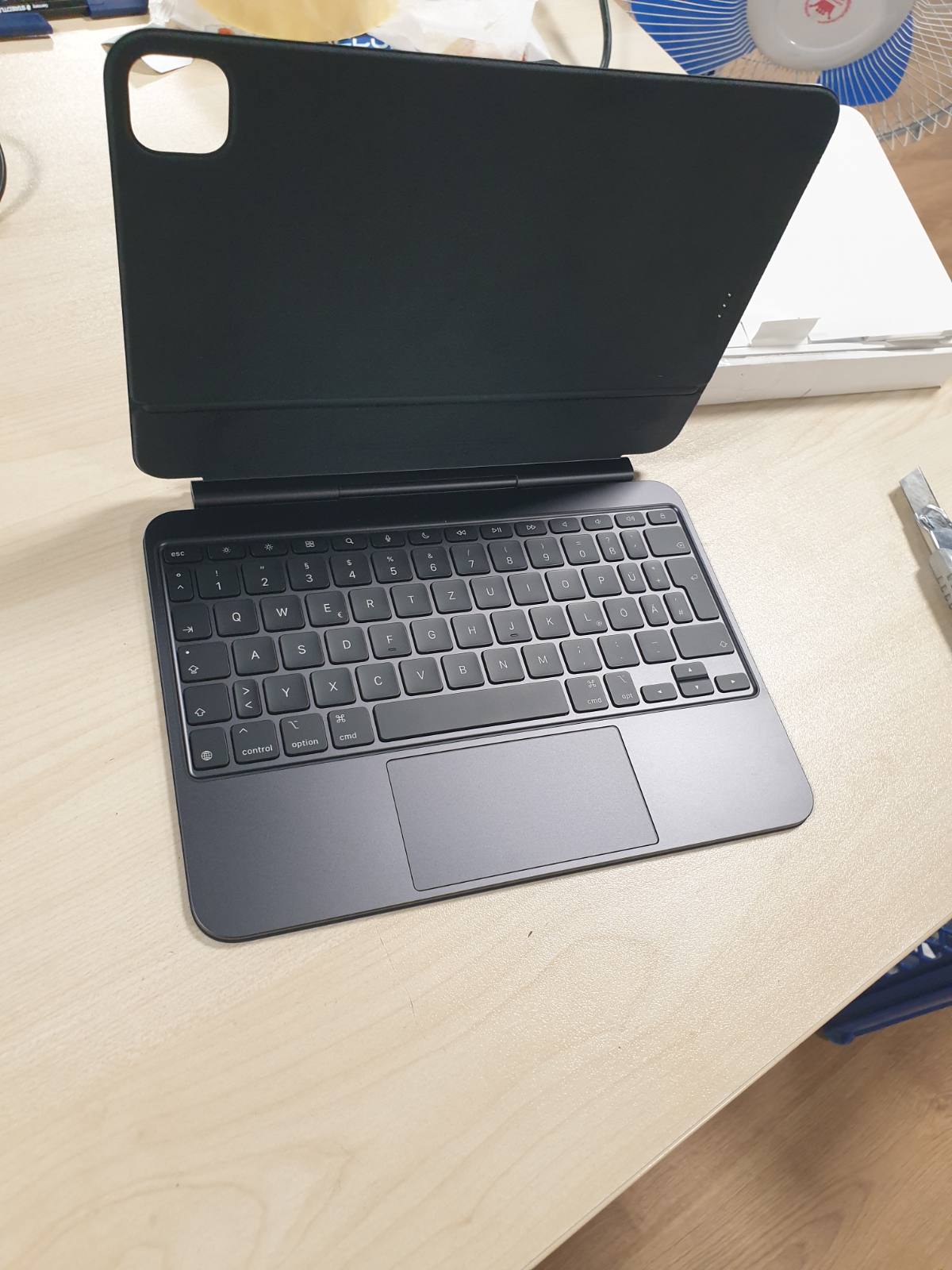 319285 - Apple Mbështjellës Magic Keyboard për iPad Air (M3) 11", trackpad i integruar, gjermanisht - e zezë