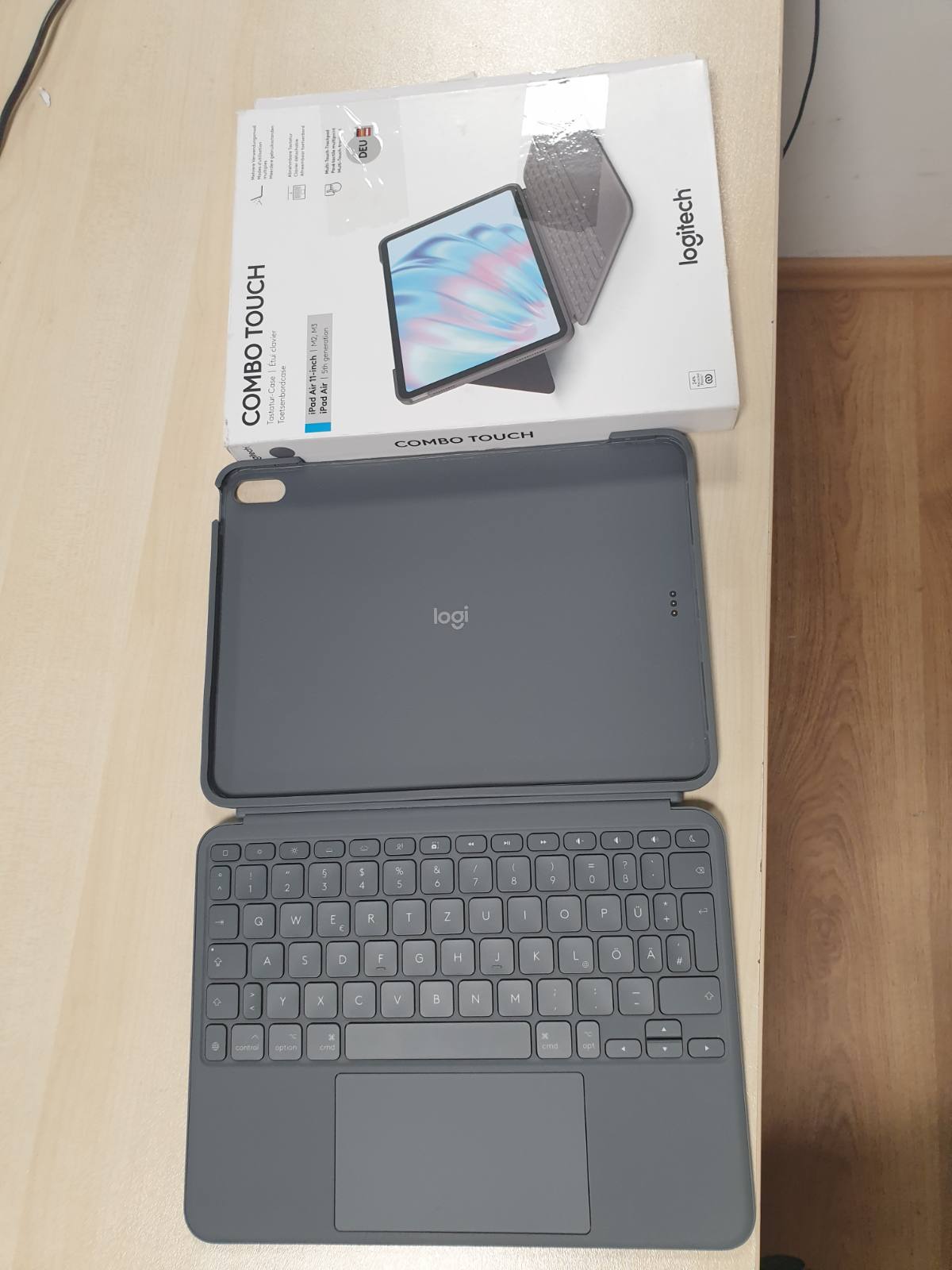 319341 - LOGITECH Kutia e tastierës Combo Touch për iPad Air 11 inç (M2, M3, M4), tastierë e shkëputshme me ndriçim prapa dhe mbështetëse, paraqitje gjermane QWERTZ - Gri