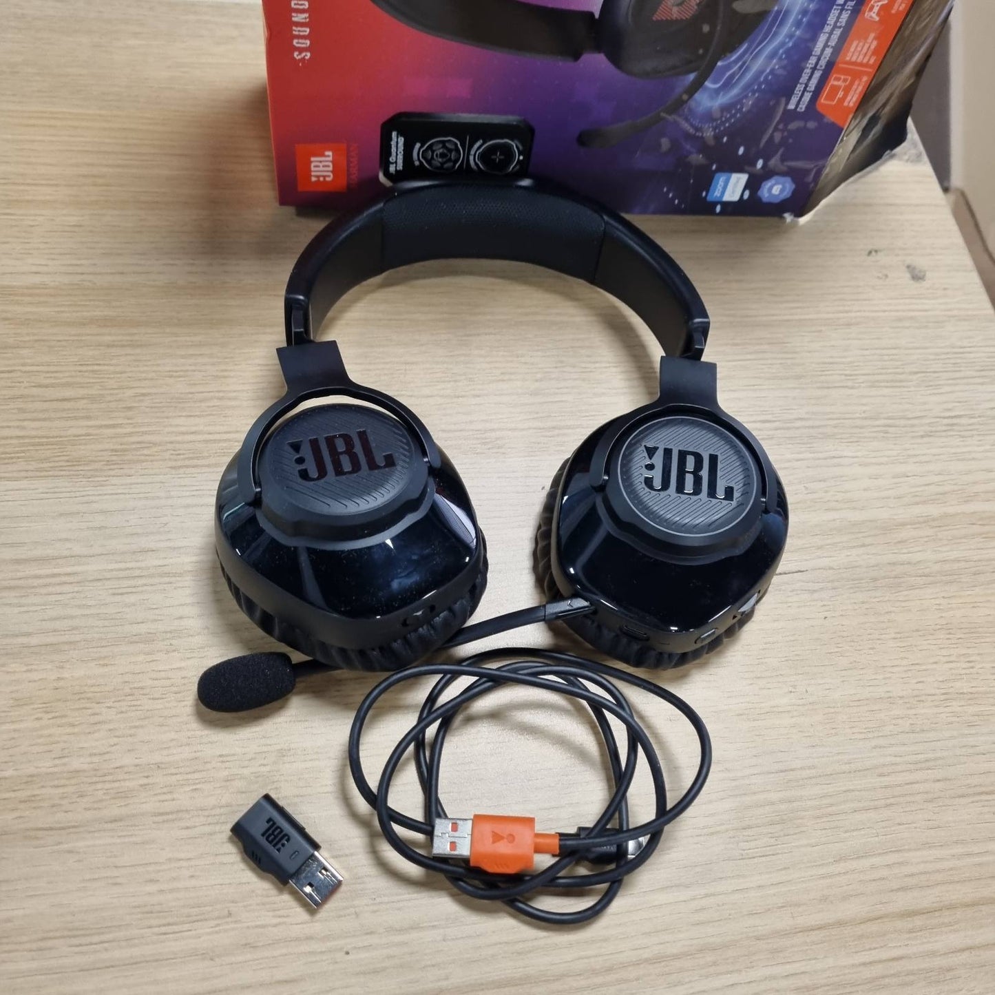 319412 - JBL KUFJE PËR LOJËRA QUANTUM 350 OVER-EAR – PA TEL 2.4 GHz DHE LIDHJE USB-C – ME MIKROFON TË SHKËPUTSHËM DHE TINGULL QUANTUMSURROUND – TË ZEZA