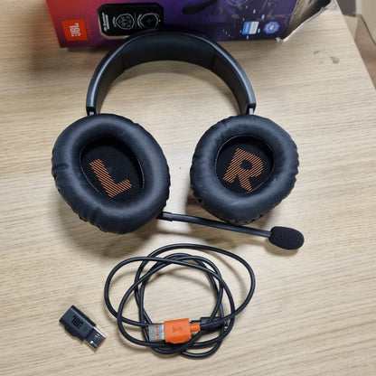 319412 - JBL KUFJE PËR LOJËRA QUANTUM 350 OVER-EAR – PA TEL 2.4 GHz DHE LIDHJE USB-C – ME MIKROFON TË SHKËPUTSHËM DHE TINGULL QUANTUMSURROUND – TË ZEZA