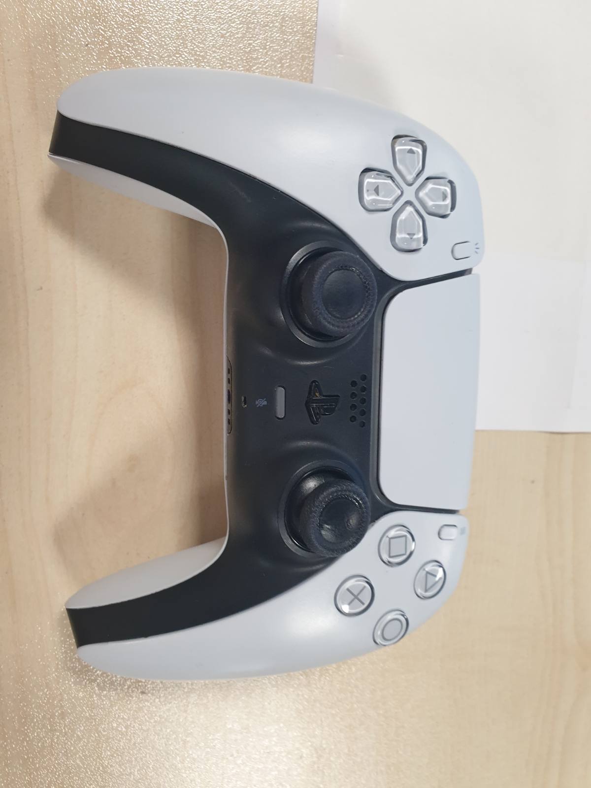 319438 - SONY PLAYSTATION, Kontrollues Zyrtar DualSense 5, pa tel, reagim haptik, shkelës adaptues, mikrofon i integruar, bateri e rikarikueshme, i përputhshëm me PS5/PC, ngjyra dy ngjyrash