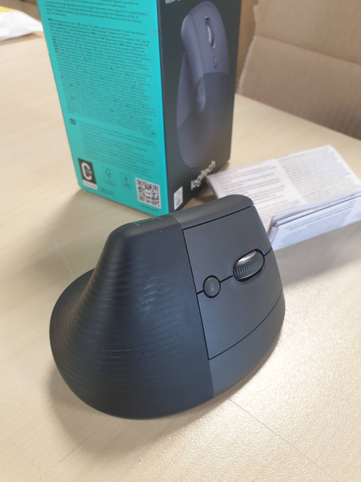 319571 - LOGITECH, Maus Lift Vertikal Ergonomik, Pa Tel, Marrës Bluetooth ose Logi Bolt USB, Klikime të Qeta, 4 Butona, I pajtueshëm me Windows/macOS/iPadOS, Laptop, PC - Gri