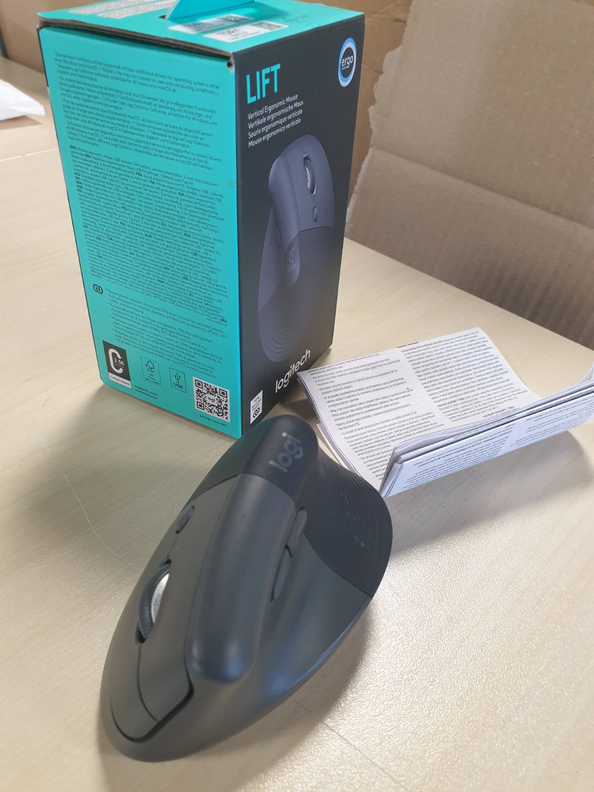 319571 - LOGITECH, Maus Lift Vertikal Ergonomik, Pa Tel, Marrës Bluetooth ose Logi Bolt USB, Klikime të Qeta, 4 Butona, I pajtueshëm me Windows/macOS/iPadOS, Laptop, PC - Gri
