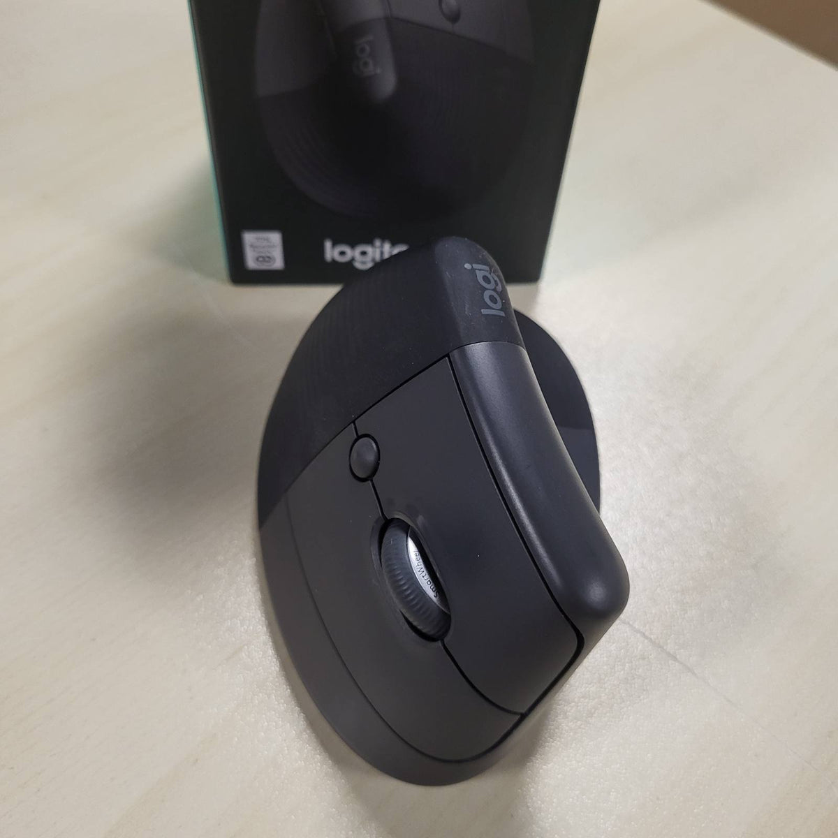 319572 - LOGITECH Maus Lift Vertikal Ergonomik, Pa Tel, Marrës Bluetooth ose Logi Bolt USB, 4 Butona, I pajtueshëm me Windows/macOS/iPadOS, Laptop, PC - Gri