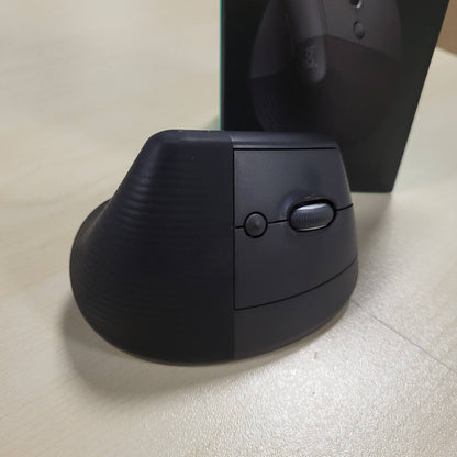 319572 - LOGITECH Maus Lift Vertikal Ergonomik, Pa Tel, Marrës Bluetooth ose Logi Bolt USB, 4 Butona, I pajtueshëm me Windows/macOS/iPadOS, Laptop, PC - Gri