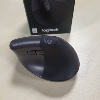 319572 - LOGITECH Maus Lift Vertikal Ergonomik, Pa Tel, Marrës Bluetooth ose Logi Bolt USB, 4 Butona, I pajtueshëm me Windows/macOS/iPadOS, Laptop, PC - Gri