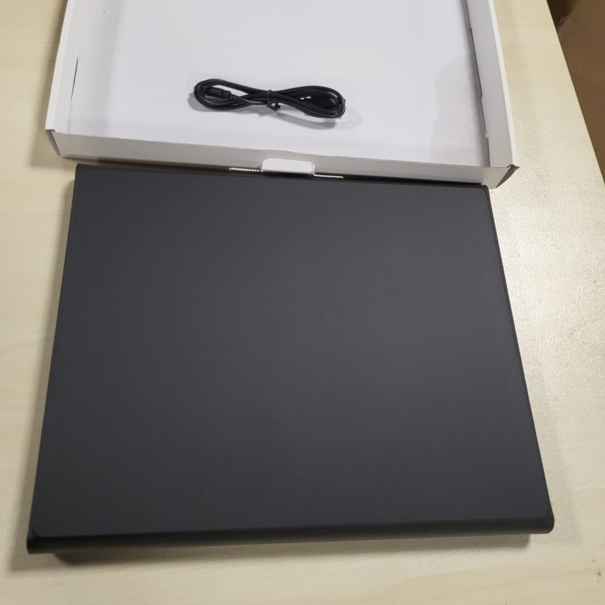 319734 - DOOHOEEK Kuti mbrojtëse me tastierë për iPad Air 13 2026(M4)/2025(M3)/2024(M2), iPad Pro 12.9 inç, Tastierë Bluetooth me Ndriçim Prapa dhe Trackpad, QWERTZ