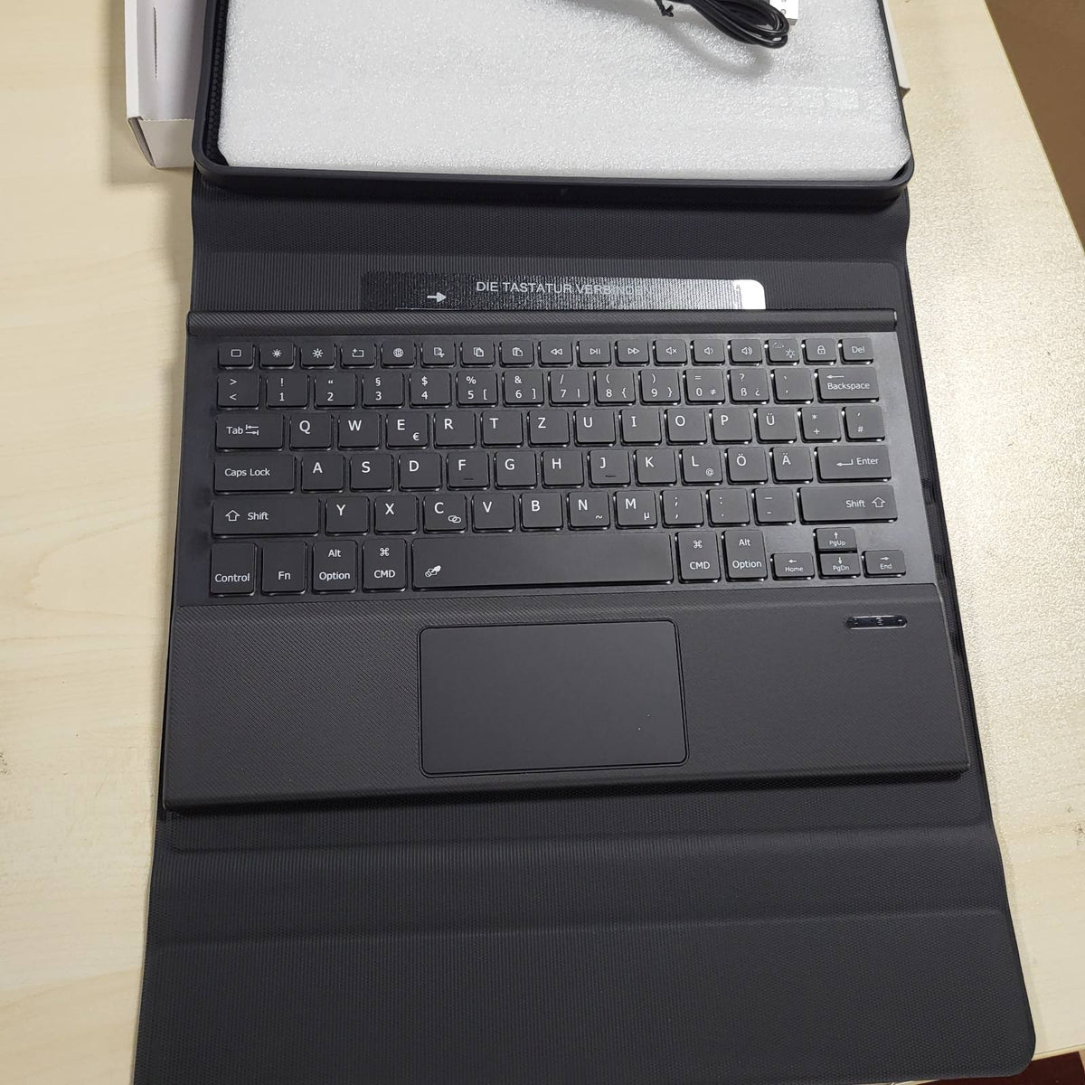 319734 - DOOHOEEK Kuti mbrojtëse me tastierë për iPad Air 13 2026(M4)/2025(M3)/2024(M2), iPad Pro 12.9 inç, Tastierë Bluetooth me Ndriçim Prapa dhe Trackpad, QWERTZ