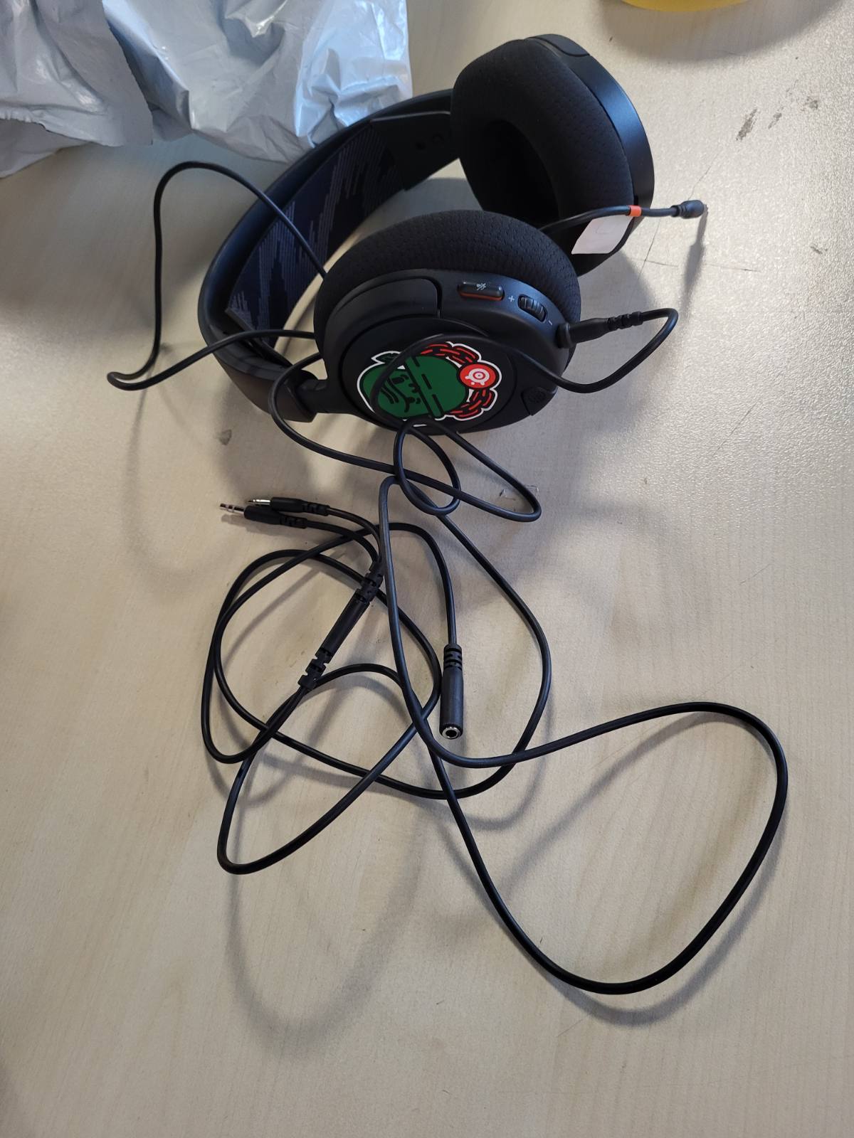 319774 - STEELSERIES ARCTIS NOVA 1 - Kufje Lojërash, Hi-Fi, Drajverë, Tingull Hapësinor 360°, Jastëkë Veshësh me Shkumë Memorieje, Mikrofon me Anulim Zhurmesh, PC, PS5, PS4, Switch, Xbox, E Zezë