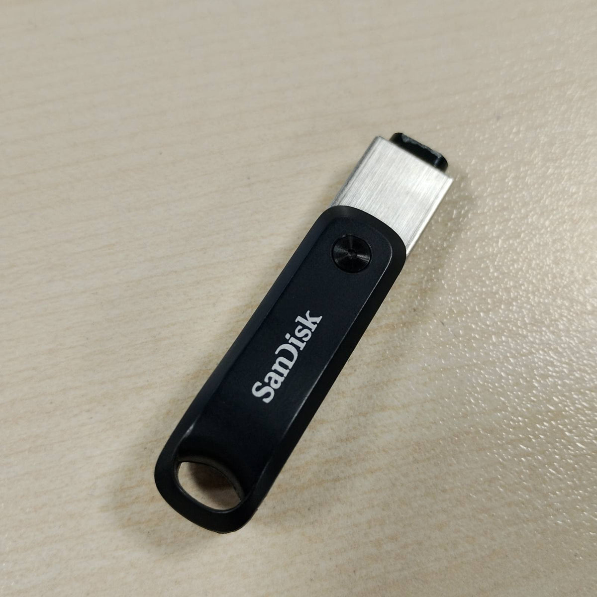 319805 - SANDISK Njësi flash iXpand Go për iPhone, 128 GB hapësirë ruajtjeje (e pajtueshme me iPad, kopje rezervë automatike, funksion mbajtës çelësash, USB 3.0, aplikacioni iXpand), e zezë