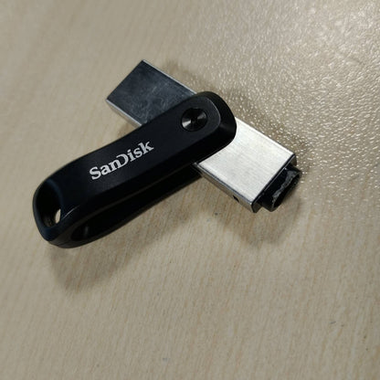 319805 - SANDISK Njësi flash iXpand Go për iPhone, 128 GB hapësirë ruajtjeje (e pajtueshme me iPad, kopje rezervë automatike, funksion mbajtës çelësash, USB 3.0, aplikacioni iXpand), e zezë