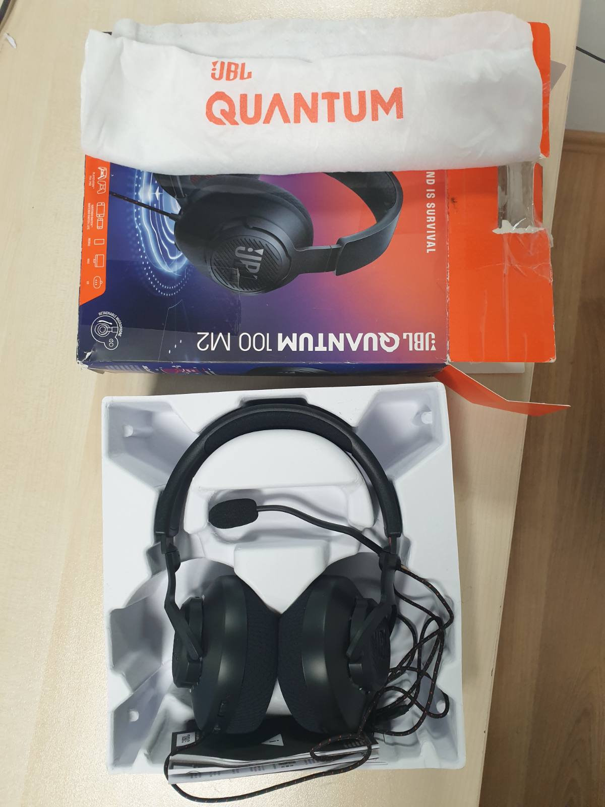319891 - JBL Kufje për Lojëra me Tel Quantum 100M2, JBL QuantumSOUND Signature, prizë 3.5 mm, kompatibilitet me shumë platforma, mikrofon të shkëputshëm me opsion heshtjeje, të zeza