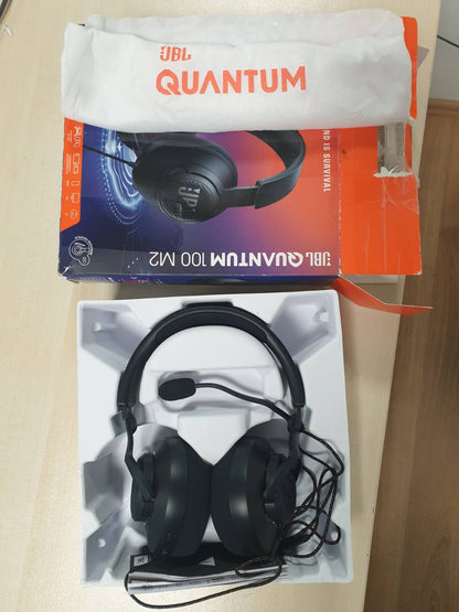 319891 - JBL Kufje për Lojëra me Tel Quantum 100M2, JBL QuantumSOUND Signature, prizë 3.5 mm, kompatibilitet me shumë platforma, mikrofon të shkëputshëm me opsion heshtjeje, të zeza