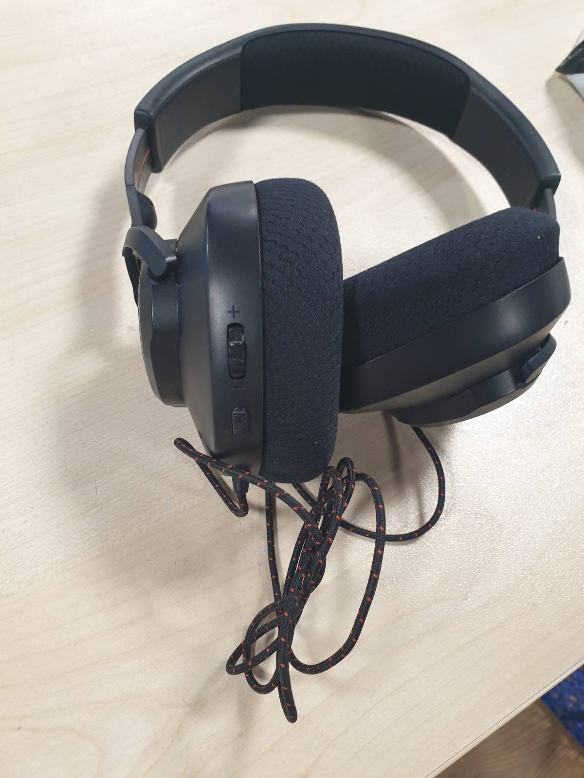 319892 - JBL KUFJE PËR LOJËRA ME TEL QUANTUM 100M2, JBL QUANTUMSOUND SIGNATURE, PRIZË 3.5 MM, KOMPATIBILITET ME SHUMË PLATFORMA, MIKROFON TË SHKËPUTSHËM ME OPSION HESHTJE, TË ZEZA