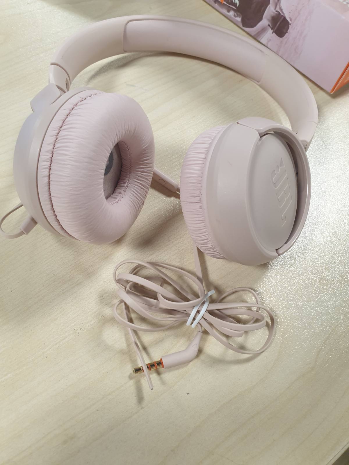 319996 - JBL Tune 500 Kufje On-Ear me kabllo, Rozë, telekomandë me 1 buton, mikrofon të integruar, asistenti i zërit