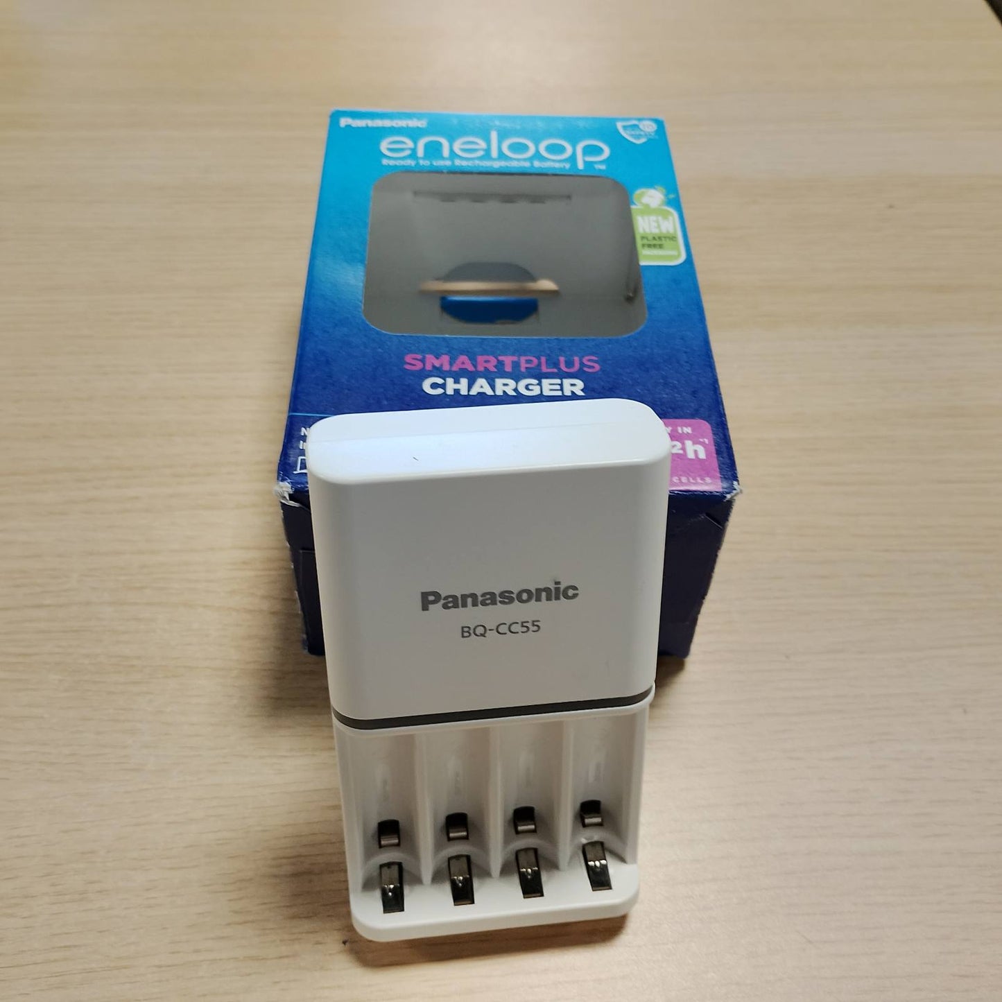 320024 - PANASONIC Karikues 52055E02 eneloop SmartPlus për 1-4 bateri AA/AAA NiMH, 4 drita LED, 10 funksione sigurie, blu