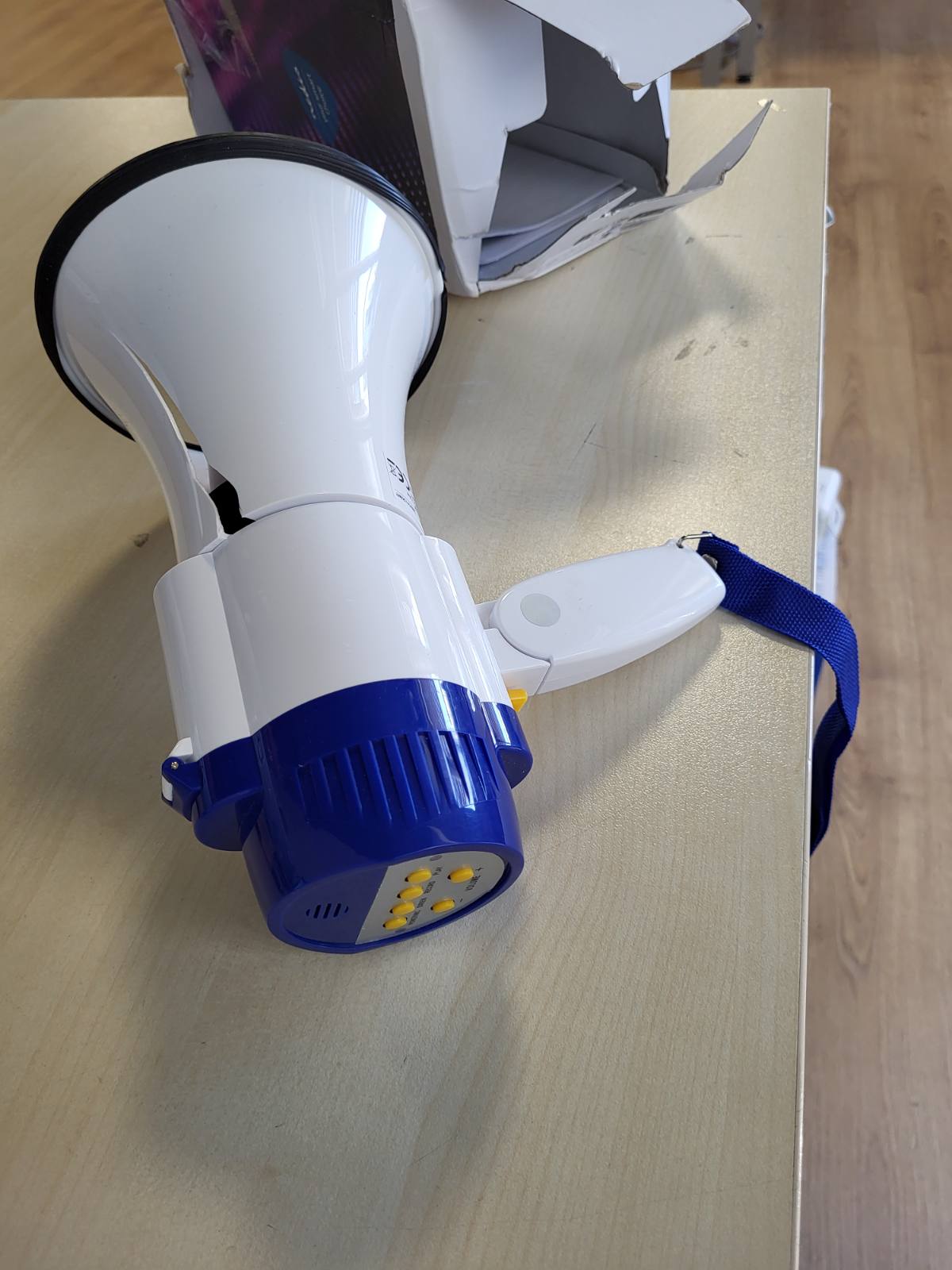 320090 - NEDIS Megafon, Rrezja maksimale 250 m, Kontroll maksimal i volumit 115 dB, Mikrofon i integruar, Sirenë e integruar, Funksion regjistrimi, E bardhë/Blu