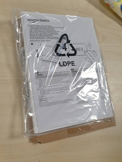 320172 - AMAZON BASICS Shredder letre me 8 fletë, prerje shiritash, funksion për CD dhe kartash, kompakt, pa kosh, ngjyrë e zezë
