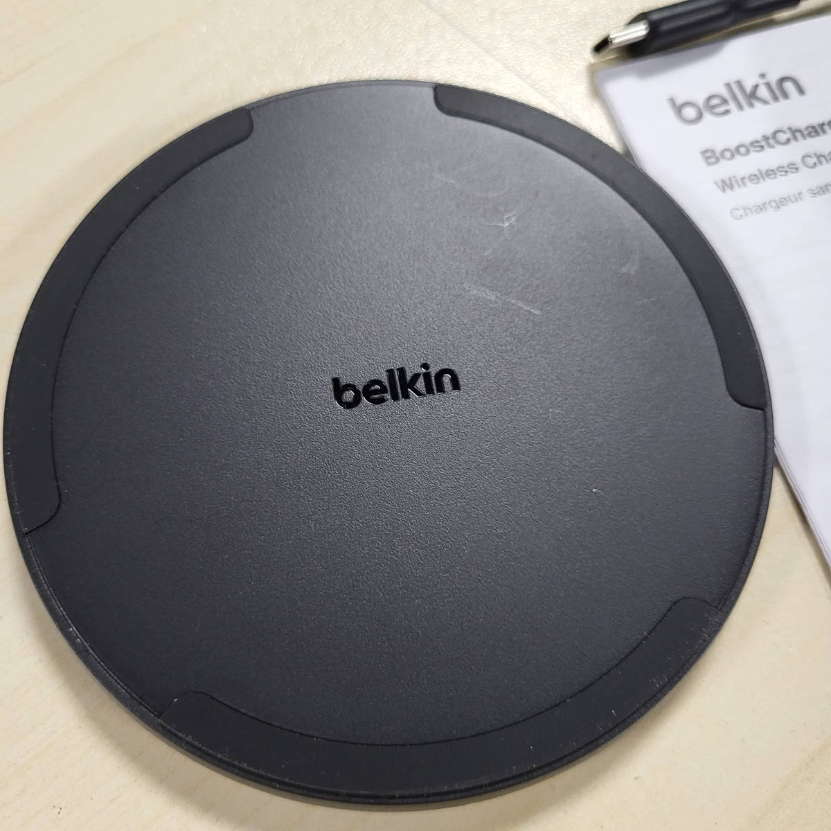 320285 - BELKIN Shtresë karikimi pa tel, 15W, Stacion karikimi Qi për Apple iPhone 16, serinë iPhone 15/14/13, Samsung Galaxy S25, Galaxy S24, përfshirë kabllo 1.5 m (pa adaptor energjie) - E zezë