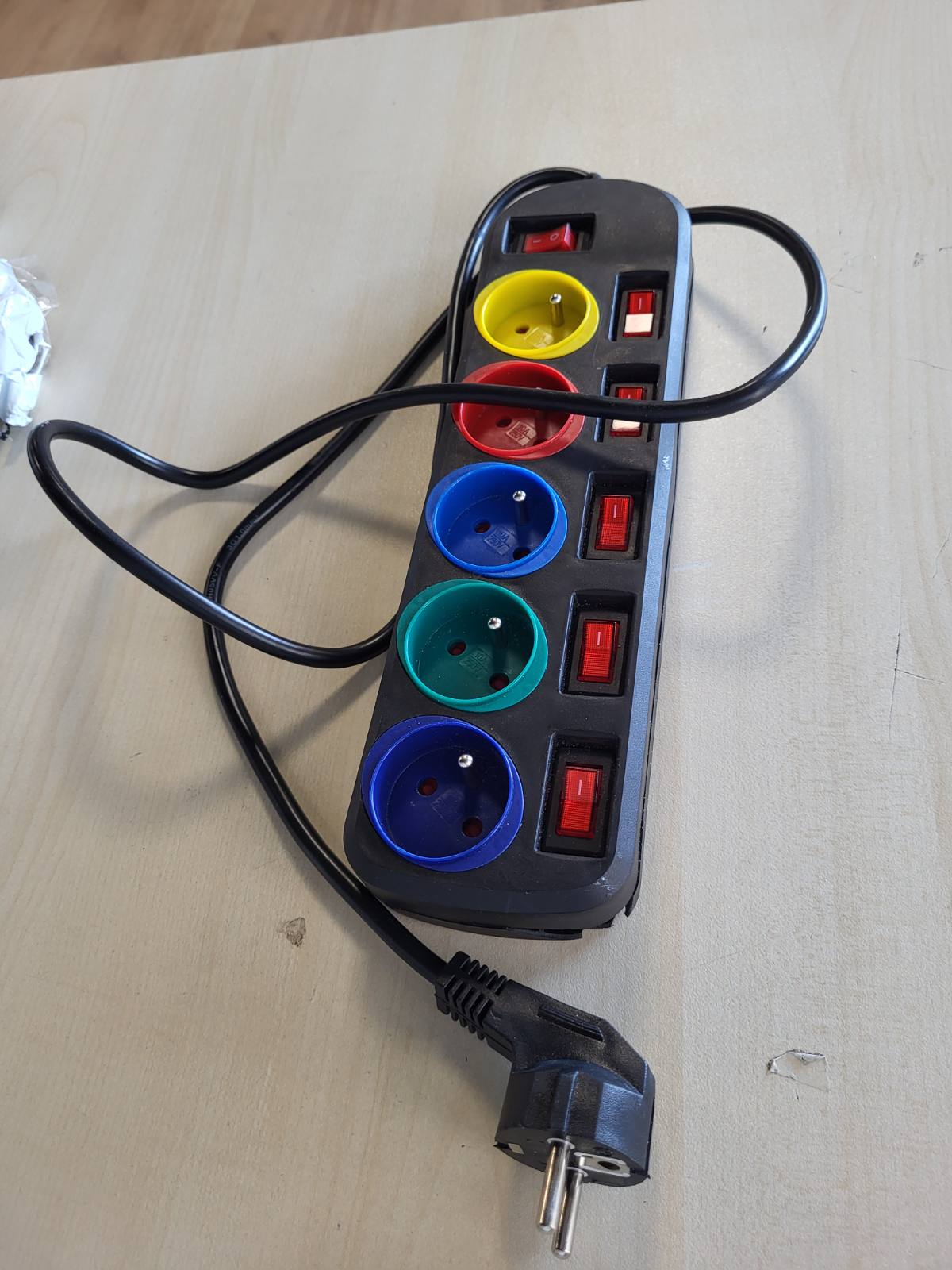 320339 - Maclean Kabllo zgjatues MCE204M me 5 priza dhe çelësa, 250VAC/10A, 1.5m, shumëngjyrësh