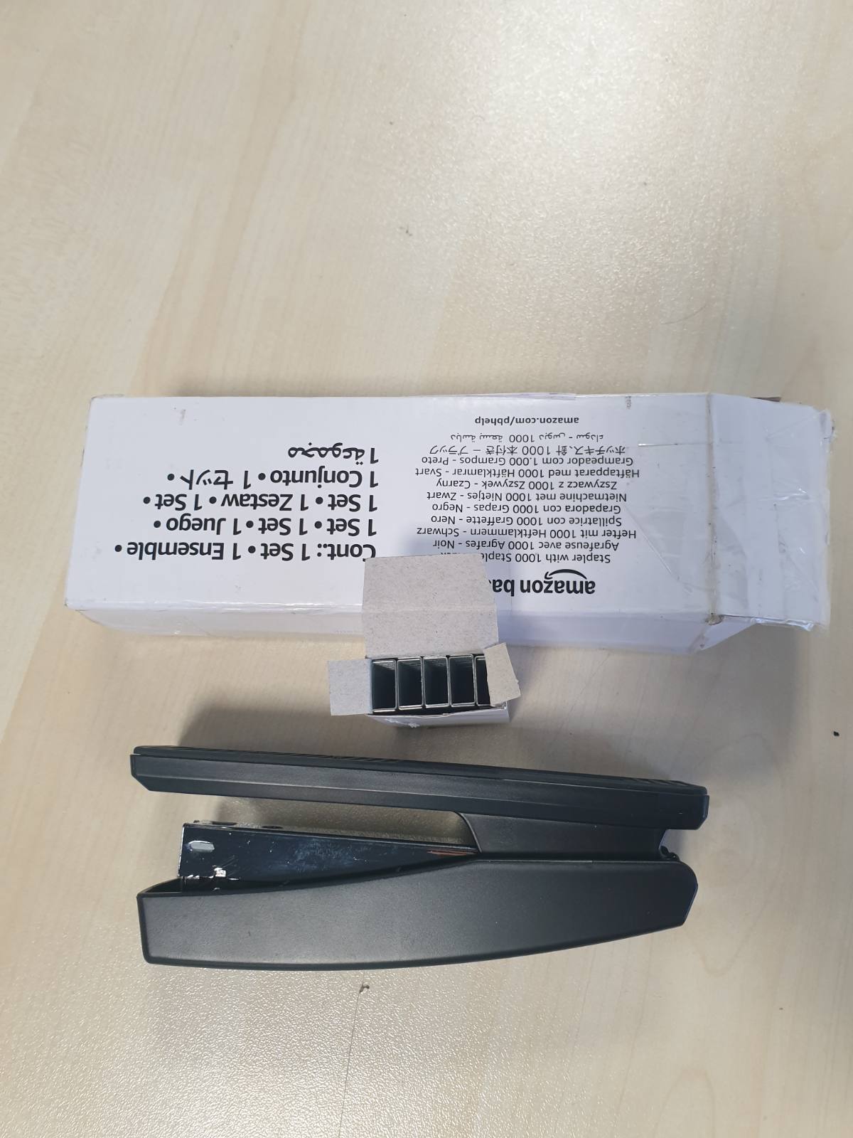 320610 - Amazon Basics Kapëse me 1000 kapëse, kapacitet 25 fletë, bazë gome kundër rrëshqitjes, e zezë