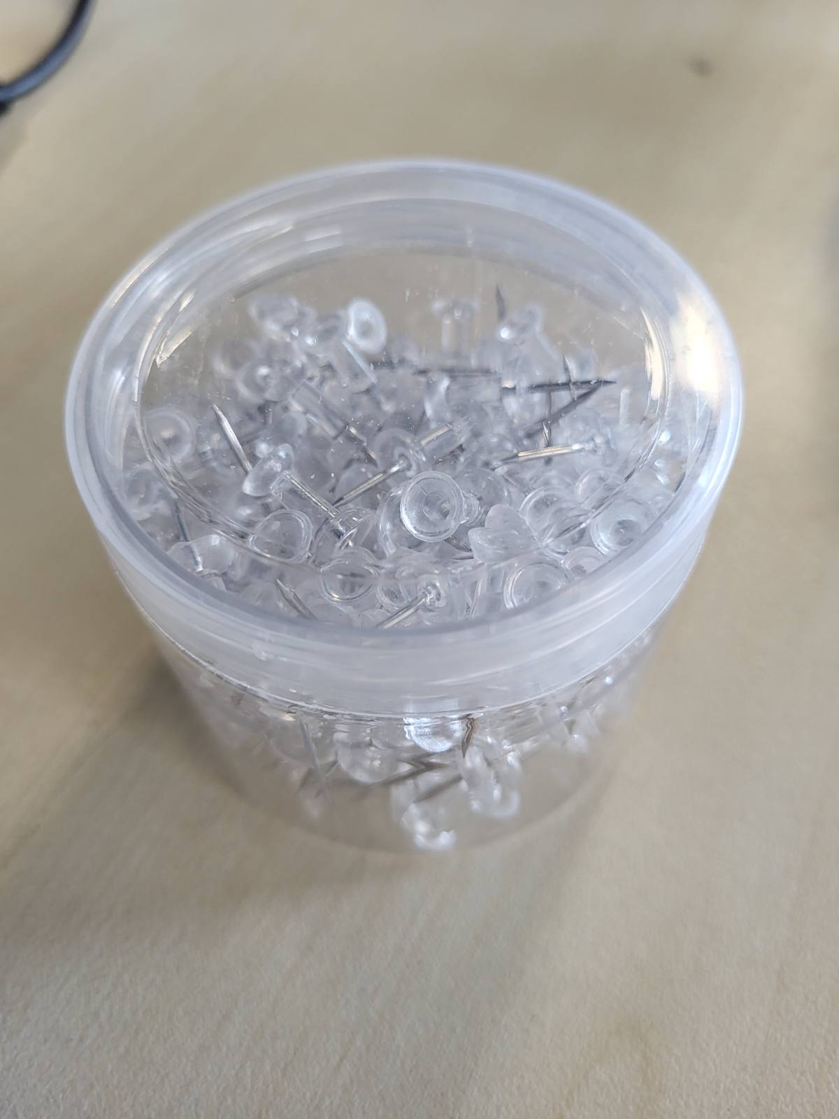 320669 - AMAZON BASICS Pika për gisht, Kokë plastike transparente, Majë çeliku, 200 copë