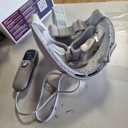 320842 - Maskë LED Shark CryoGlow, me ftohje të konturit të syve, LED të kuq dhe blu, fototerapi me dritë infra të kuqe, USB-C, telekomandë, çantë ruajtjeje, rripa të rregullueshëm.