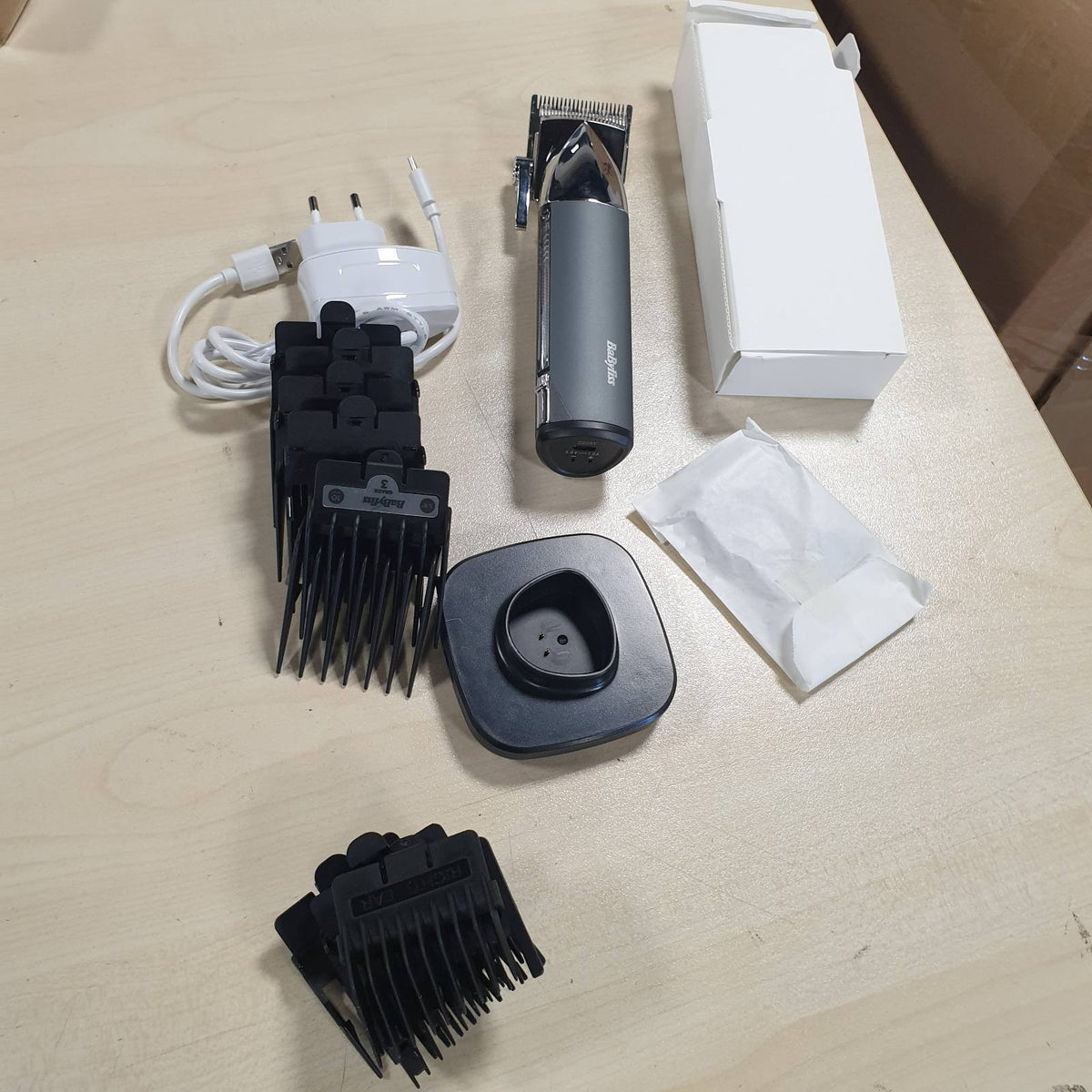 320881 - BABYLISS Makinë prerëse flokësh Super-X Metal pa tel – tehe çeliku japoneze, 10 krehëra fiksues, 2 udhëzues krehëri, bateri litiumi, ekran dixhital, strehim metalik, e zezë, E996E