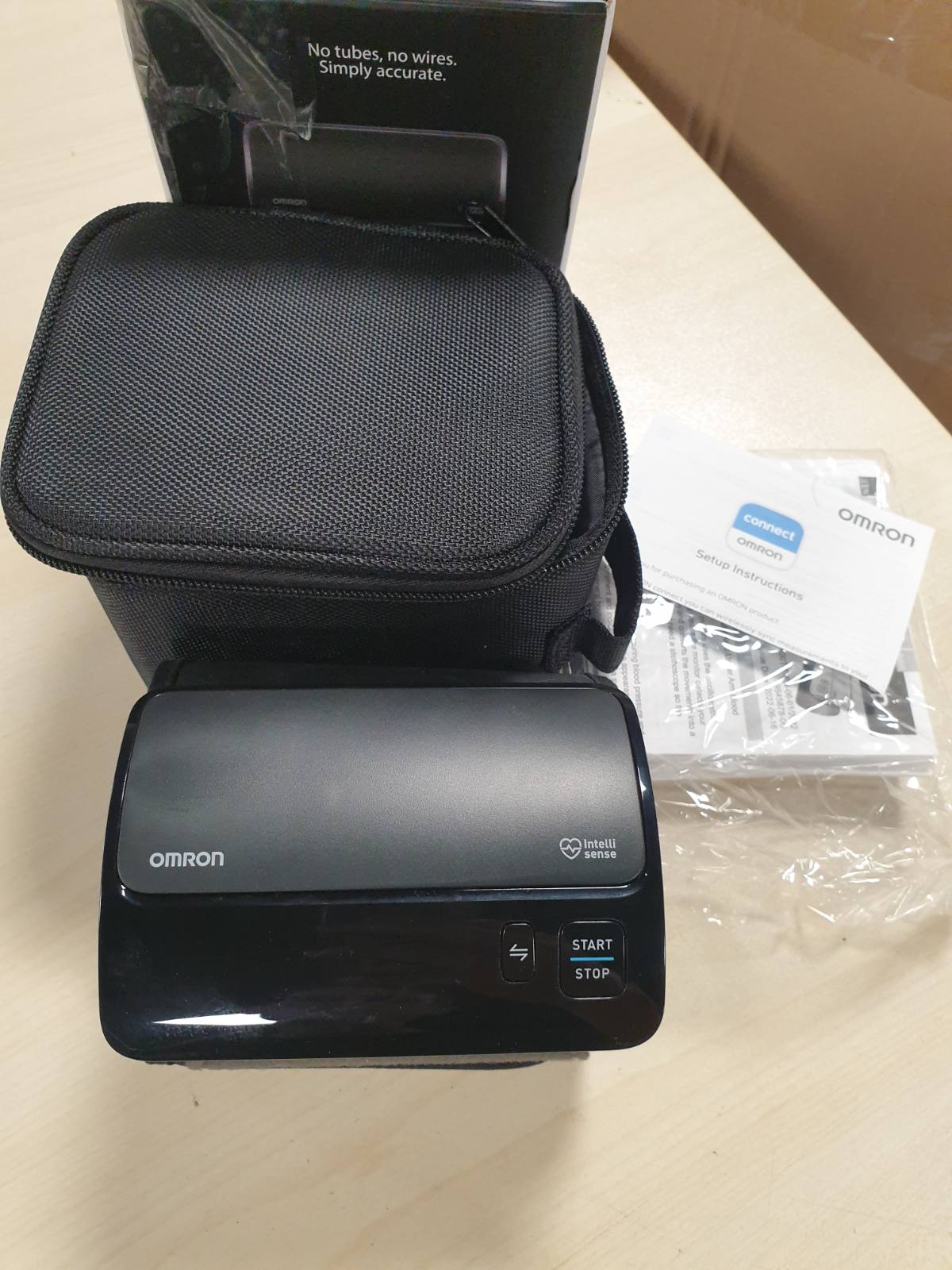 320902 - OMRON Monitor pa tel i tensionit të gjakut EVOLV, për krahun e sipërm, 22-42 cm