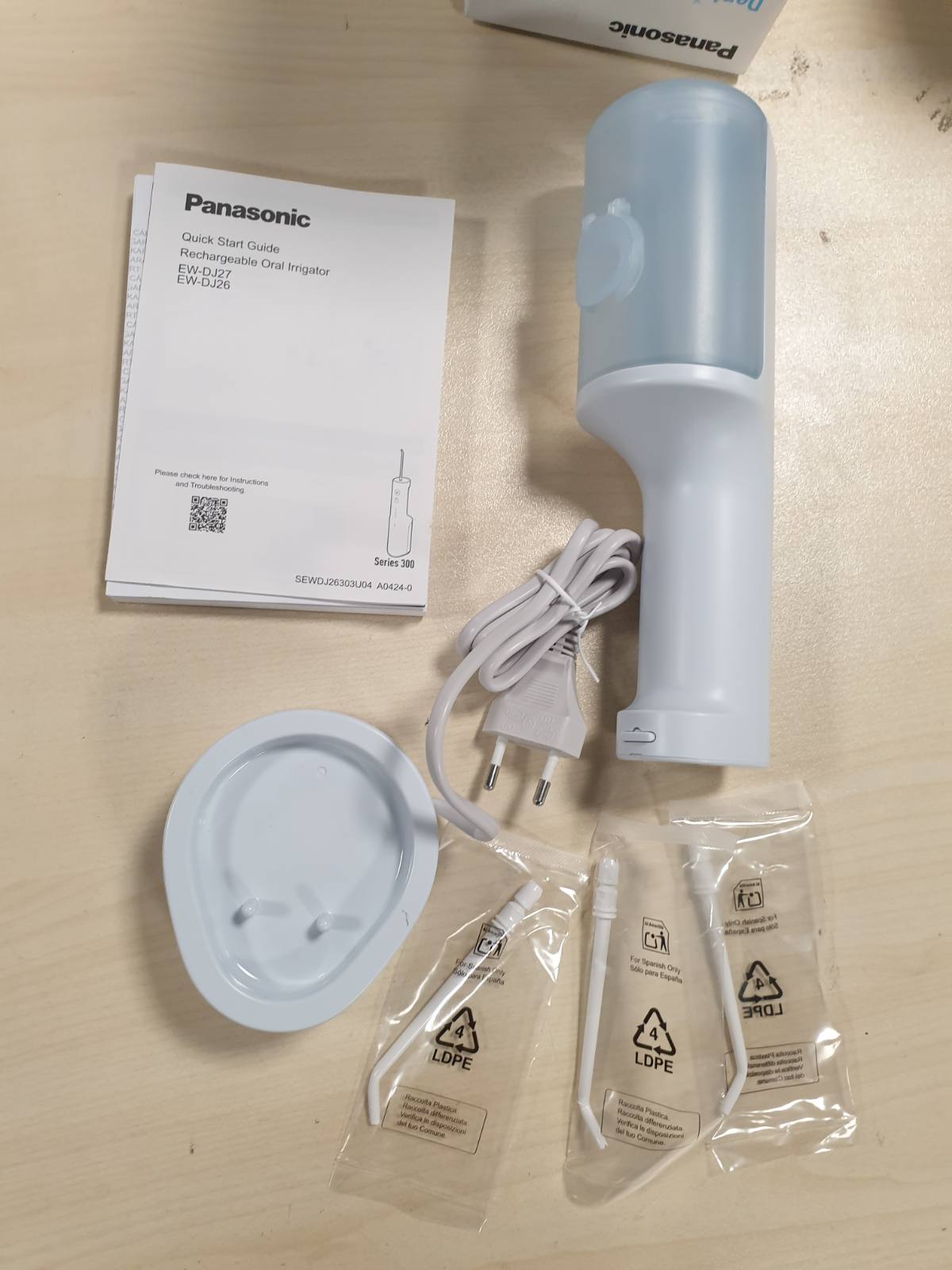 320950 - PANASONIC Pastrues dhëmbësh me ujë ultrasonik Series 300 EW-DJ27-A303, Ujitës Oral, Kapacitet: 200 ml, IPX7, 4 Gryka Standarde, 5 Cilësime Presioni, Aksesorë Udhëtimi, Ngjyra: Blu