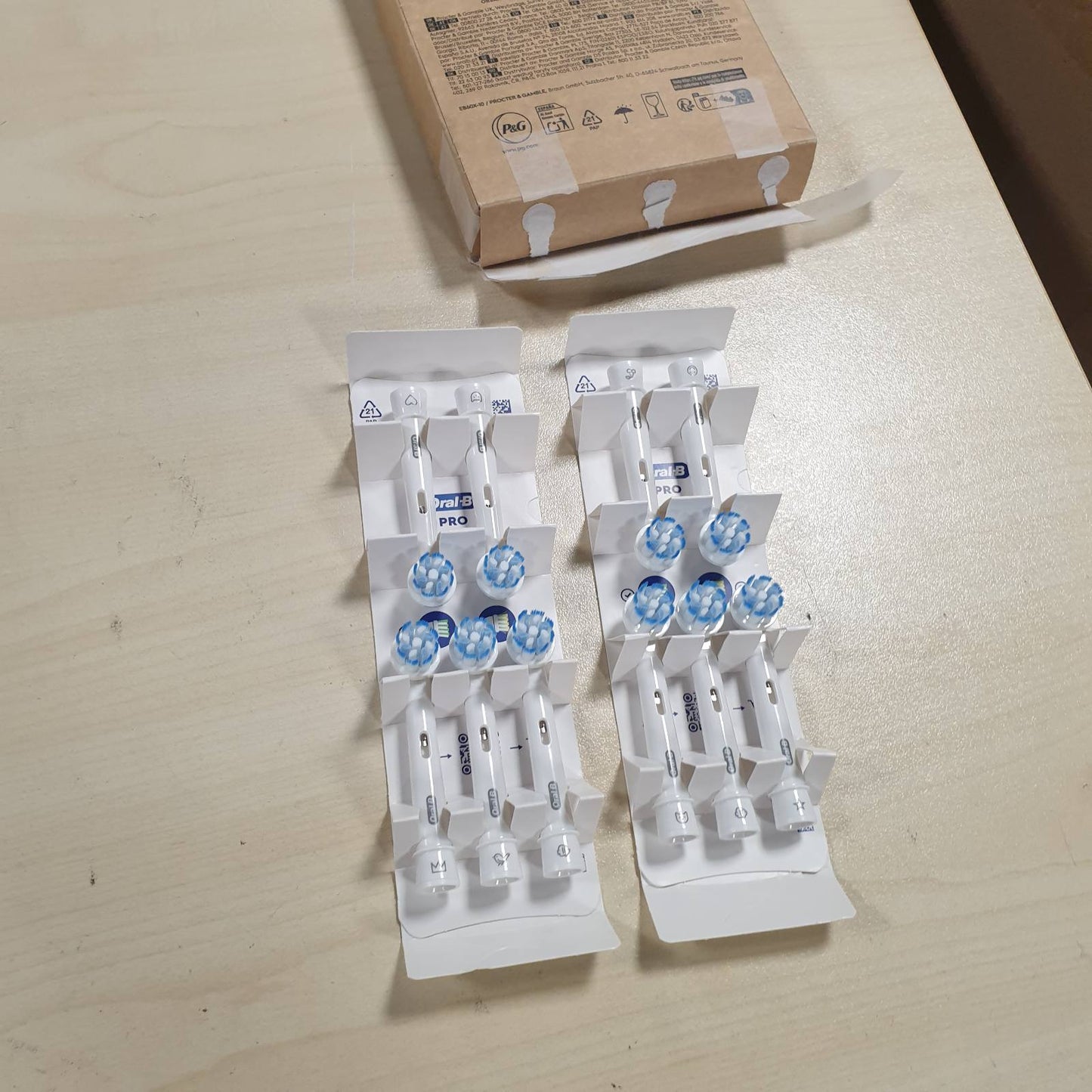 321015 - ORAL-B Koka Furçash Zëvendësuese Sensitive Clean, Pako me 10, të Bardha