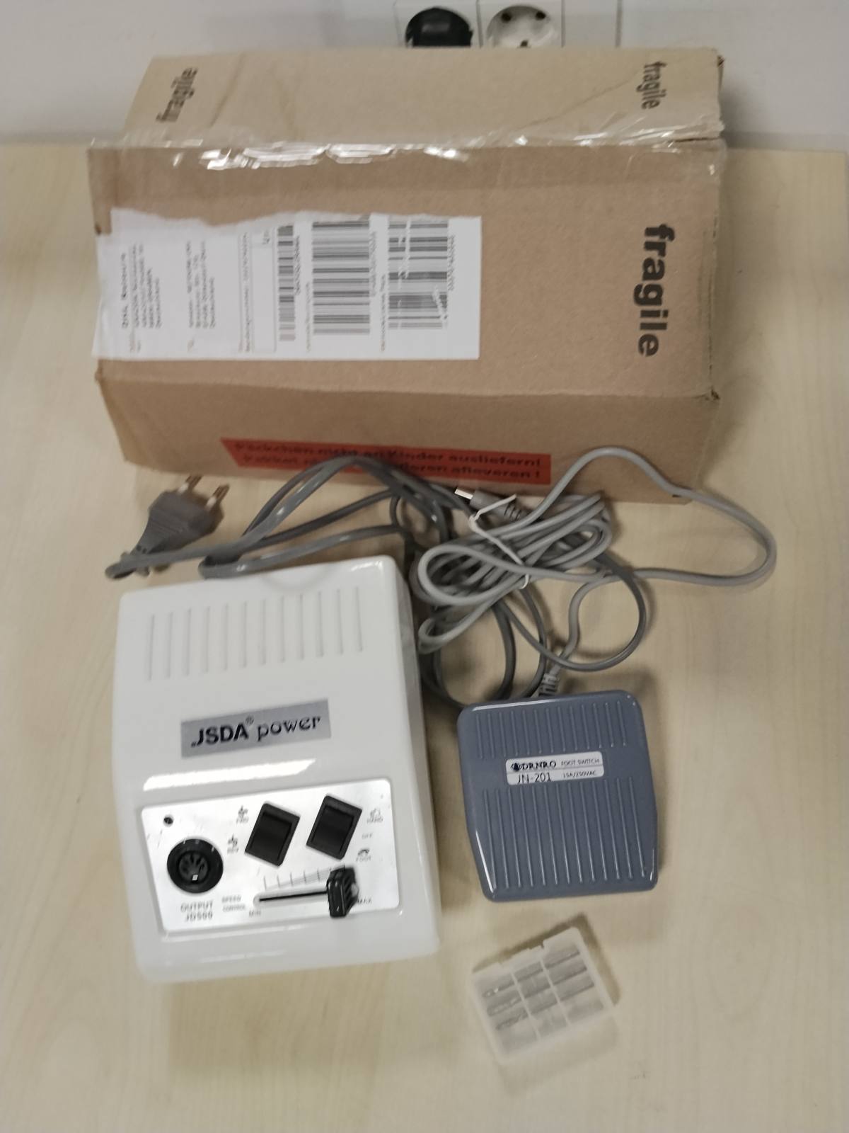 321018 - JSDA® Mbulesë elektrike për thonj Profi me xhel, shellac - 30000 U/Min, përfshin 4 pjesë dhe pedal për këmbë, manikyr, pedikyr